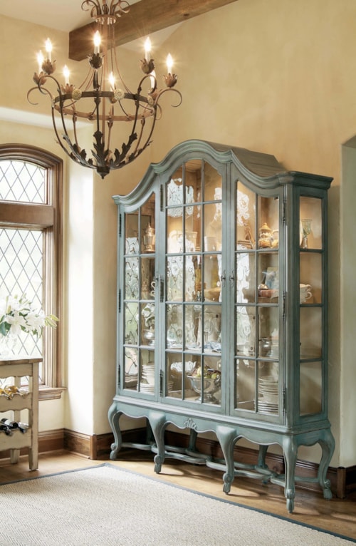 Bordeaux Traditional China Cabinet