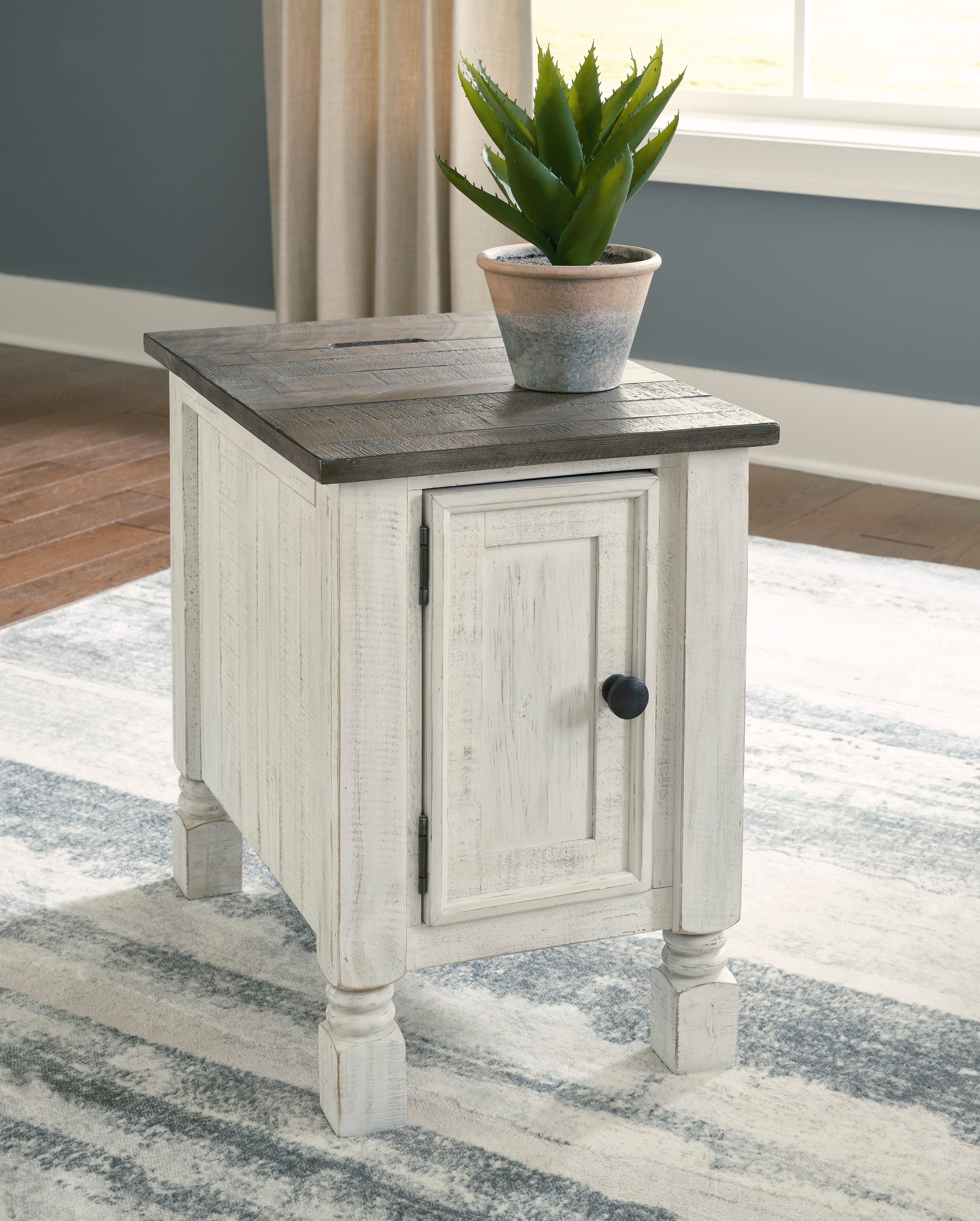 Signature Design by Ashley Havalance Chairside End Table