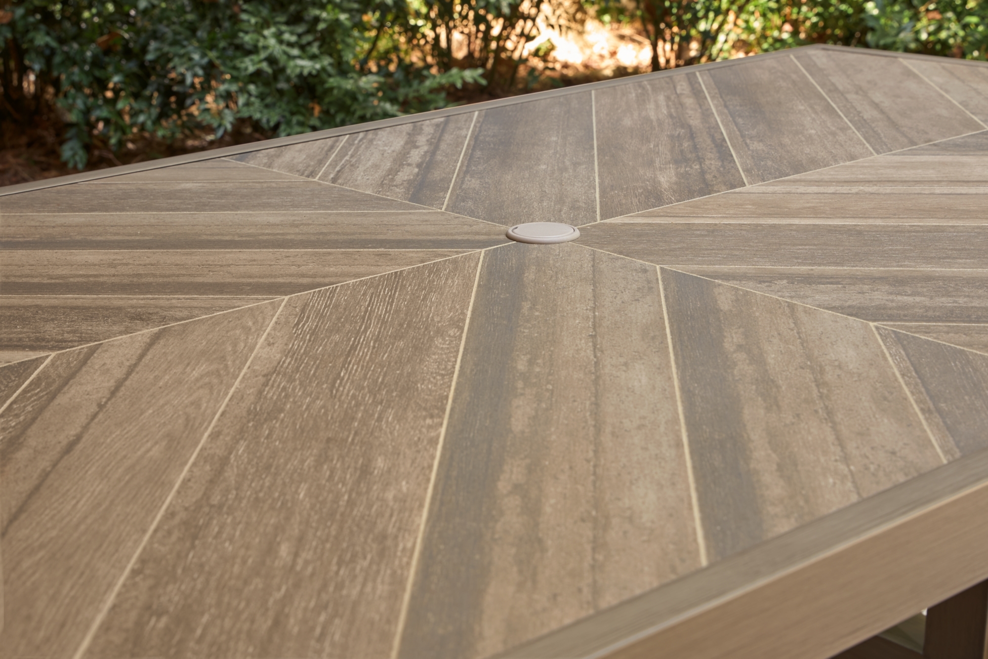 Signature Design by Ashley Laguna Heights Rect Dining Table W/Umb Opt