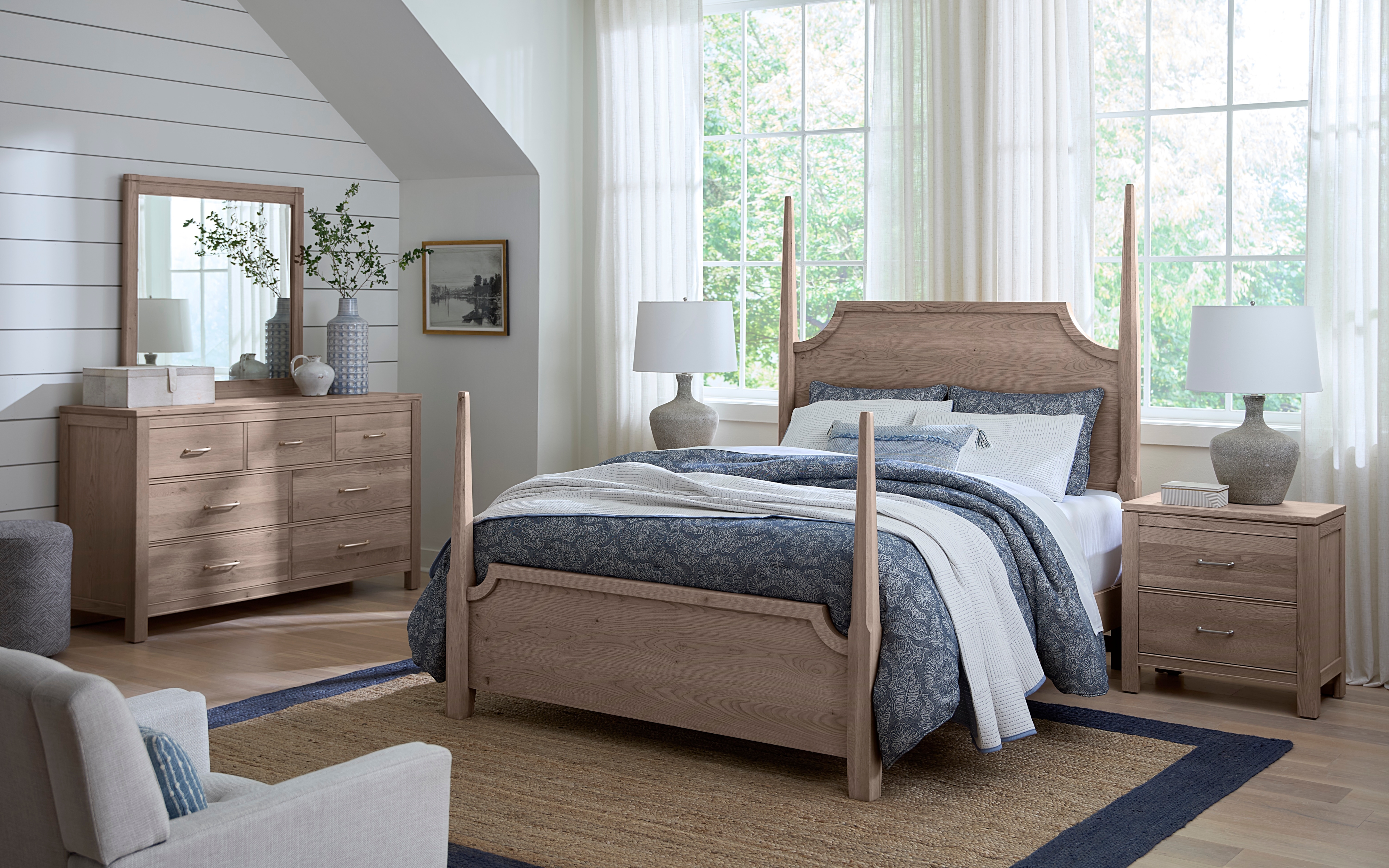 Queen Pencil Poster Bed