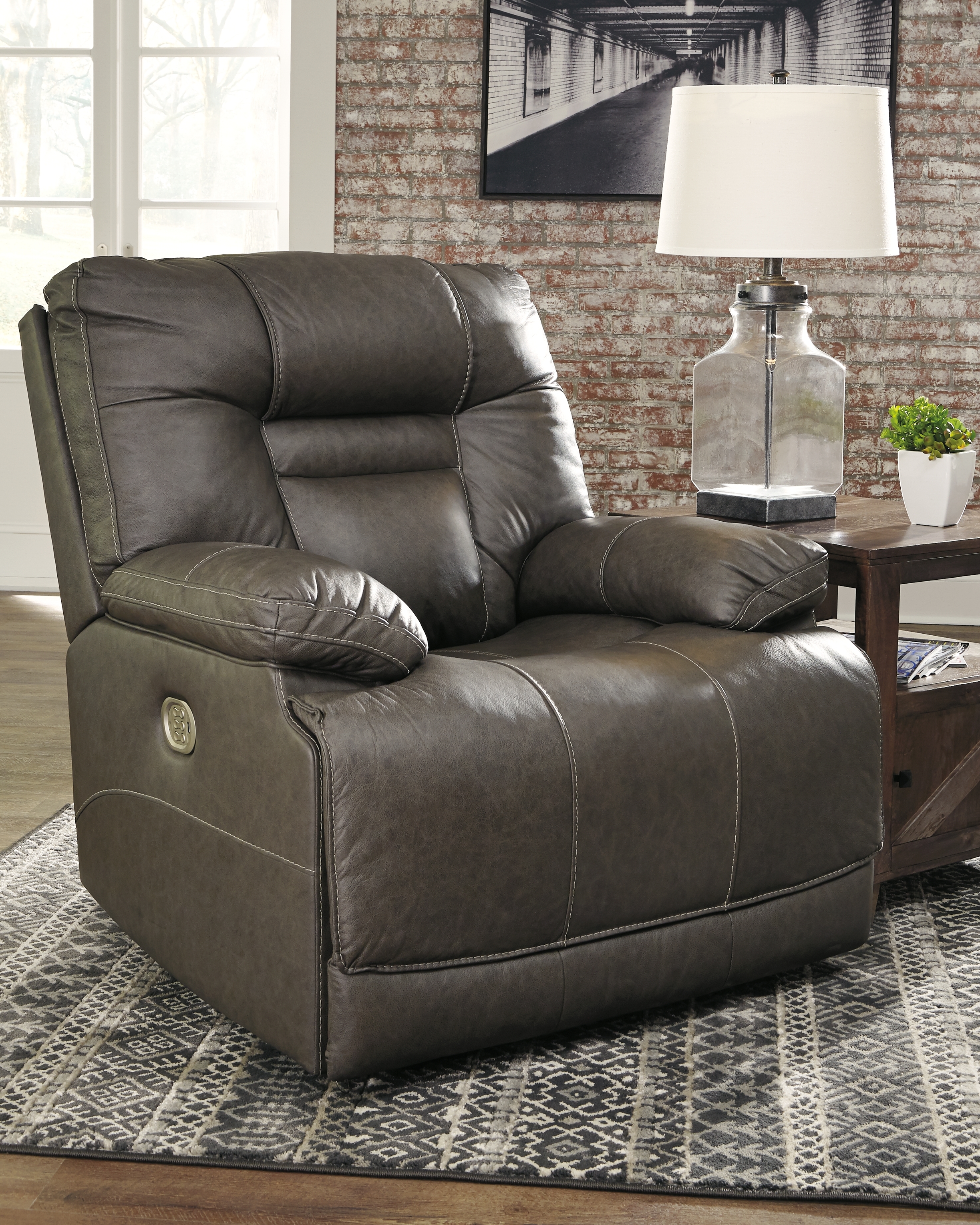 Pwr Recliner/Adj Headrest