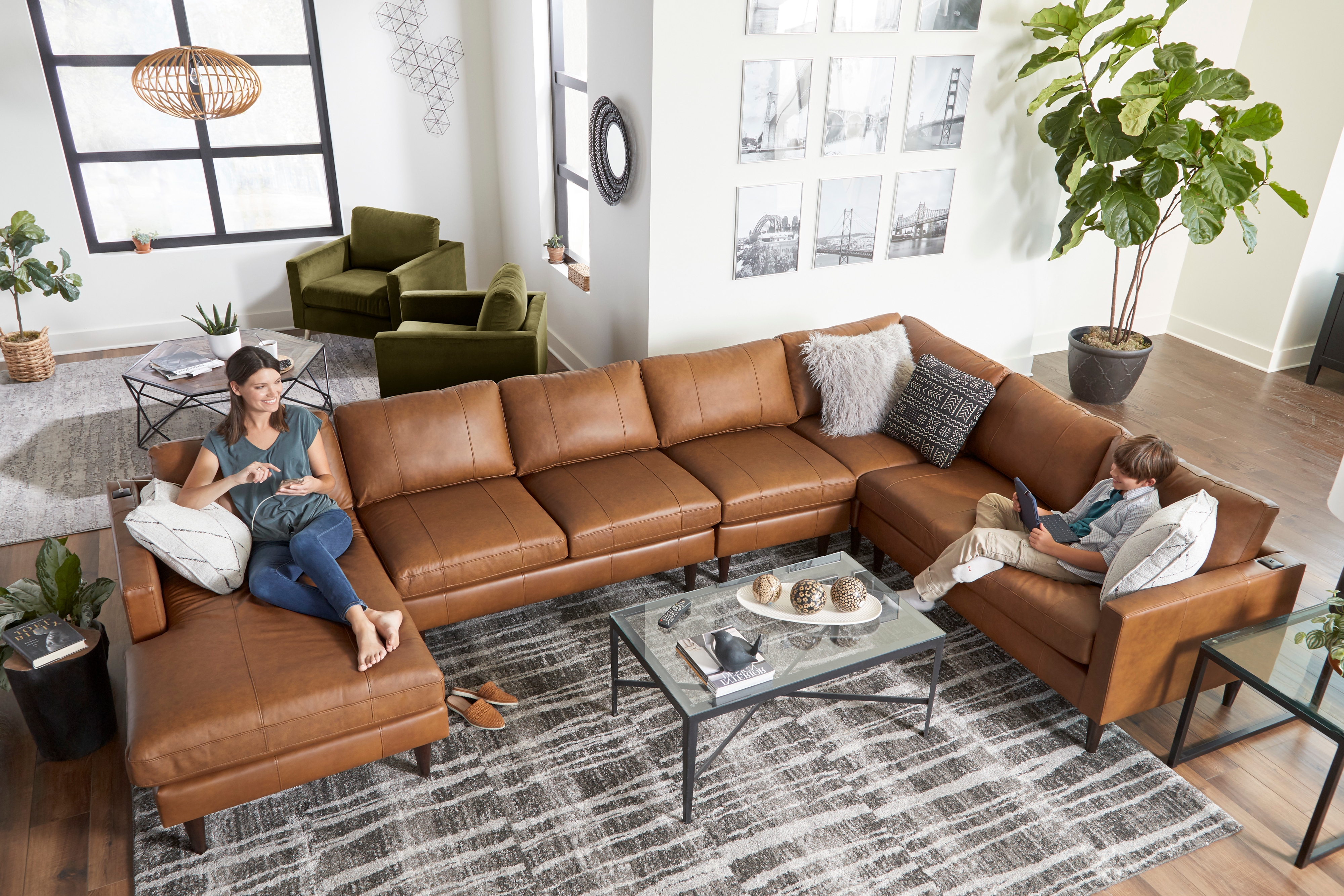 Best Home Furnishings Trafton Leather Sectional Sofa w/ Chaise & Wood Feet