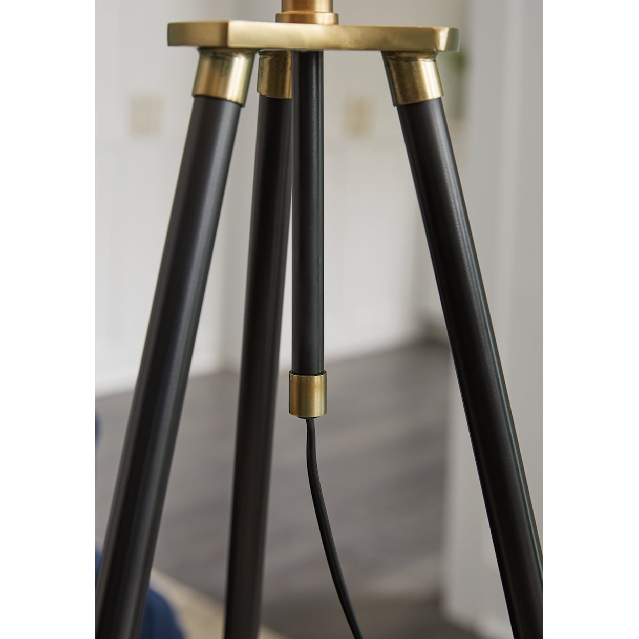 Signature Design Cashner Metal Floor Lamp