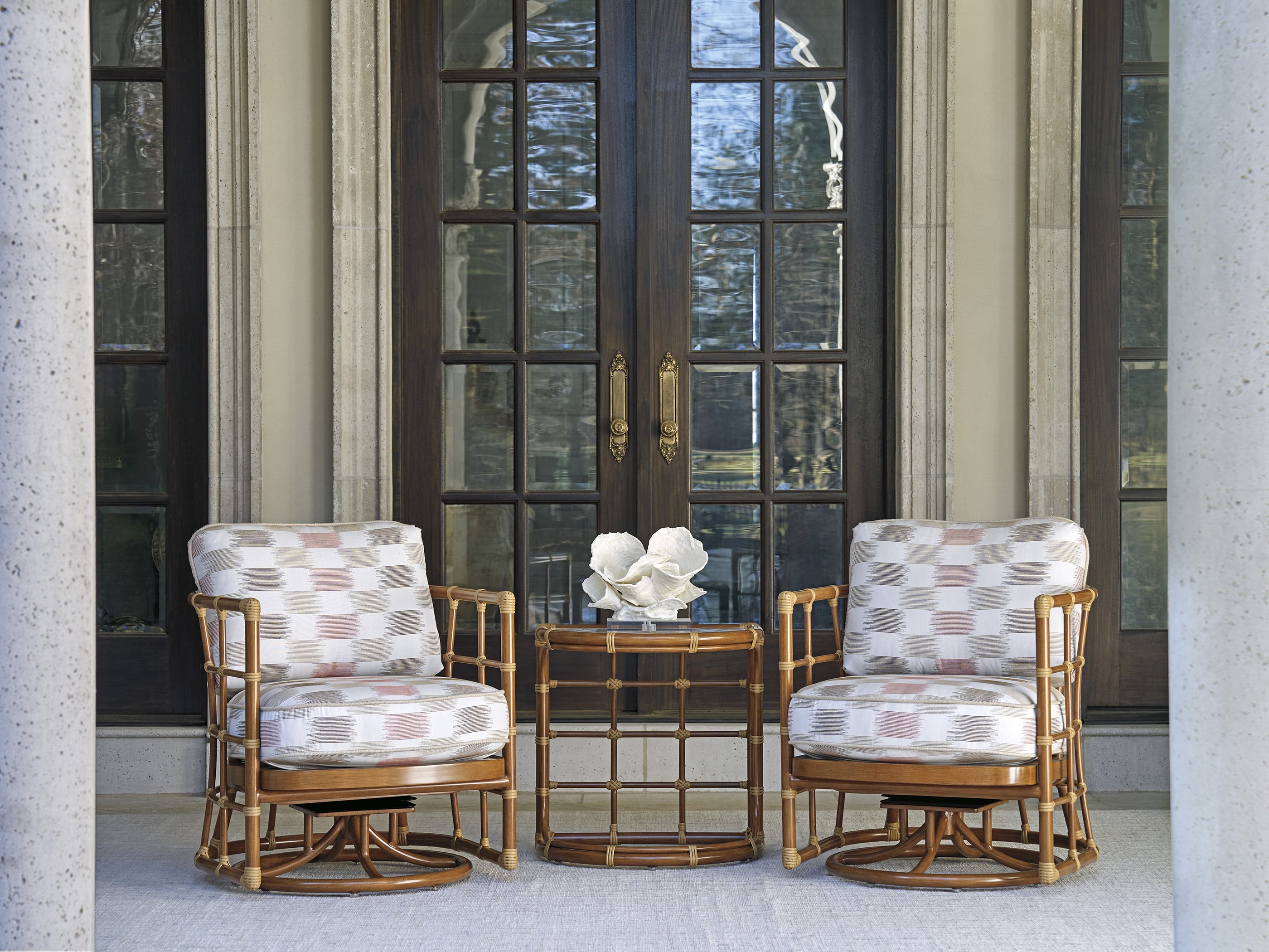 Tommy Bahama Outdoor Living Sandpiper Bay Outdoor Swivel Chair