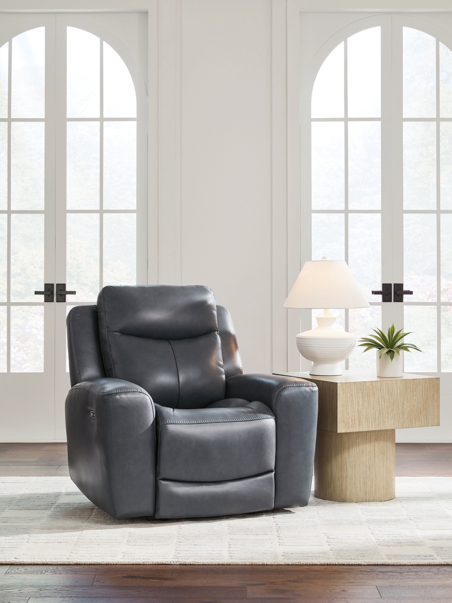 Pwr Recliner/Adj Headrest