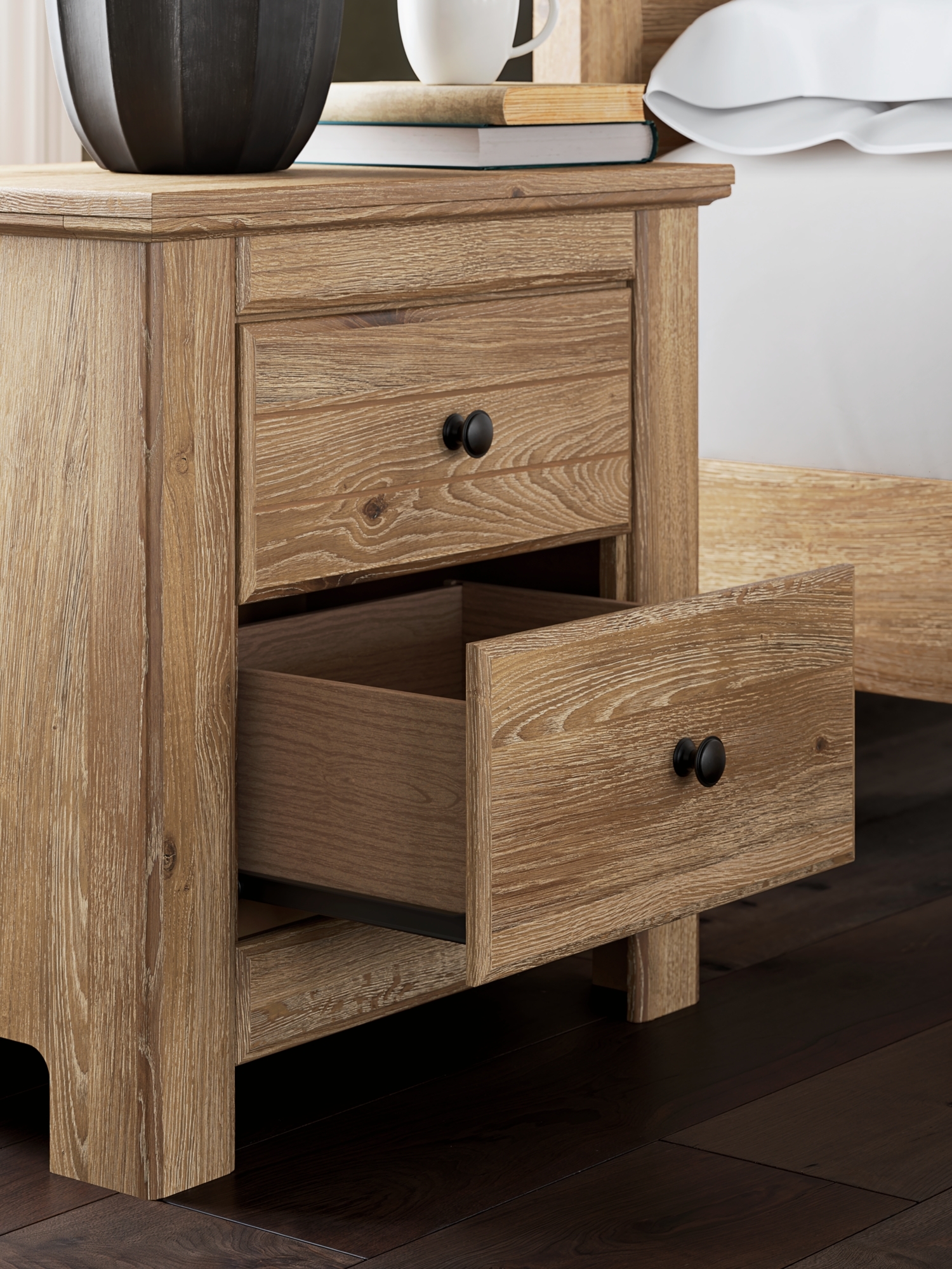 Signature Design by Ashley Makidern 2-Drawer Nightstand