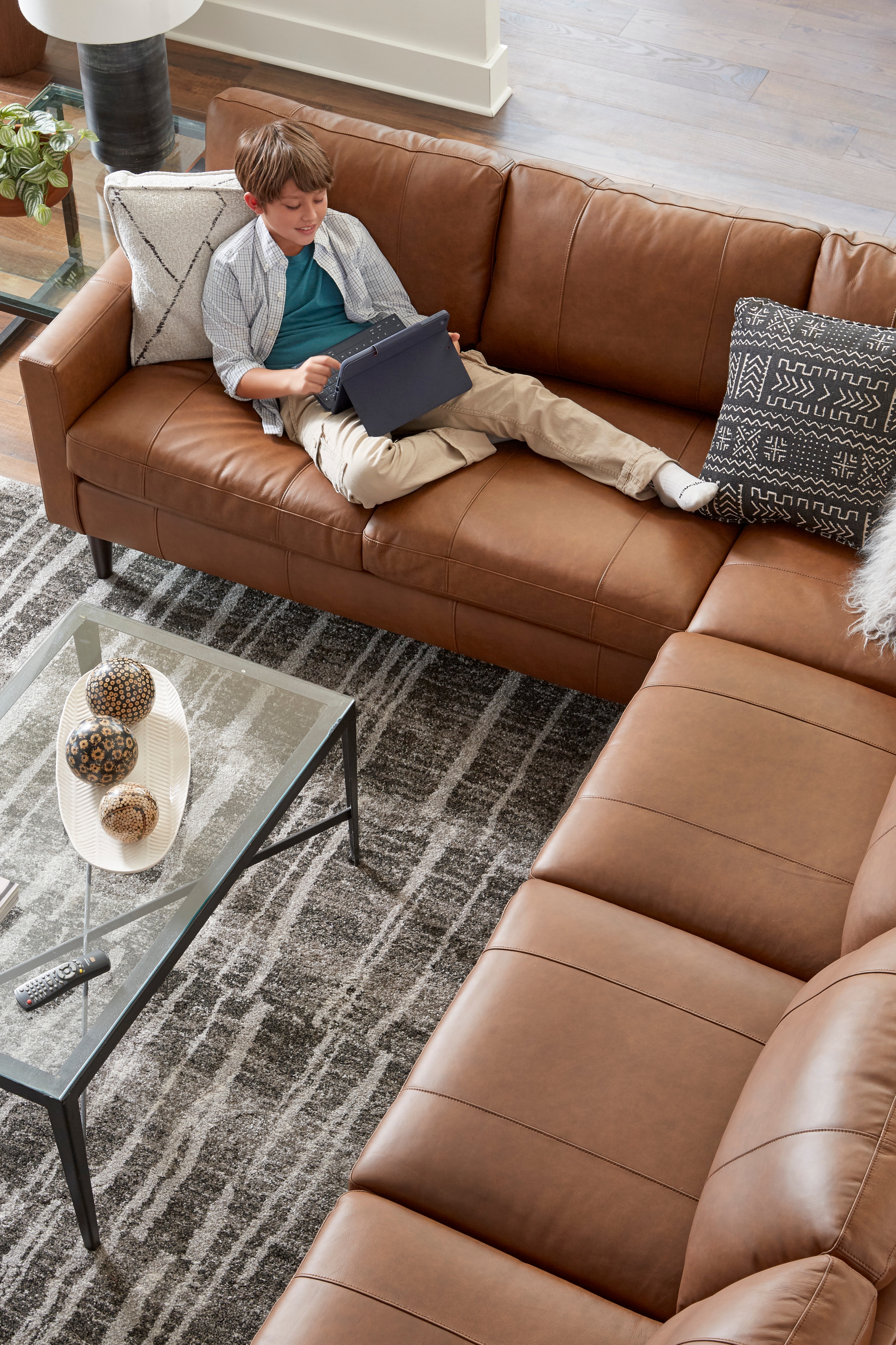 Best Home Furnishings Trafton Leather 6-Seat Sectional Sofa w/ Chaise