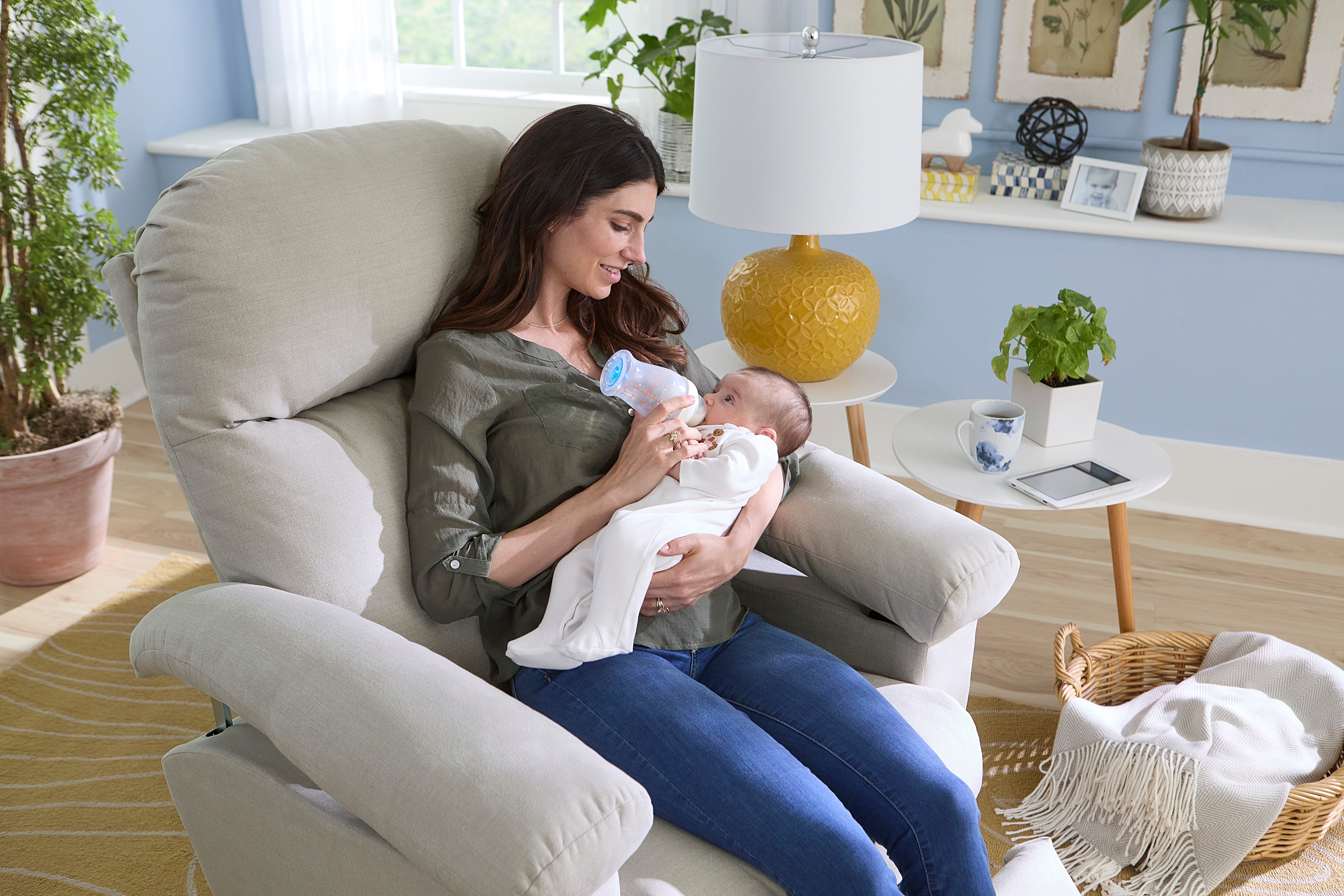 Best Home Furnishings Jodie Power Swivel Recliner w/ Adjustable Arms