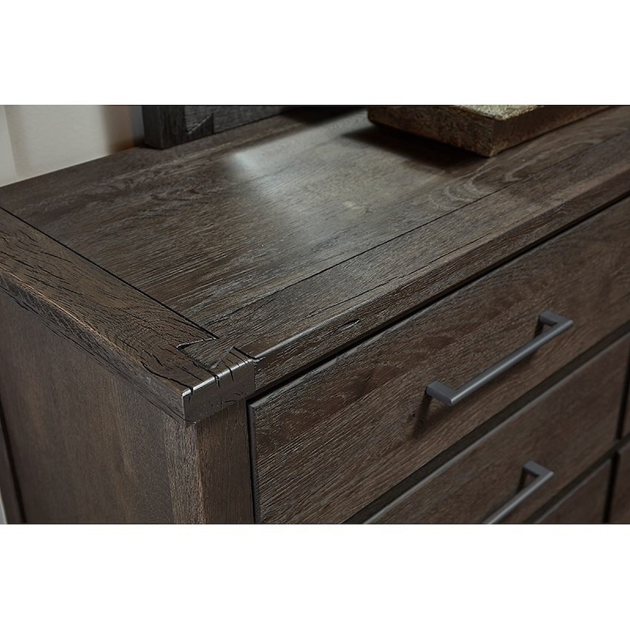 Vaughan Bassett Dovetail 8-Drawer Dresser