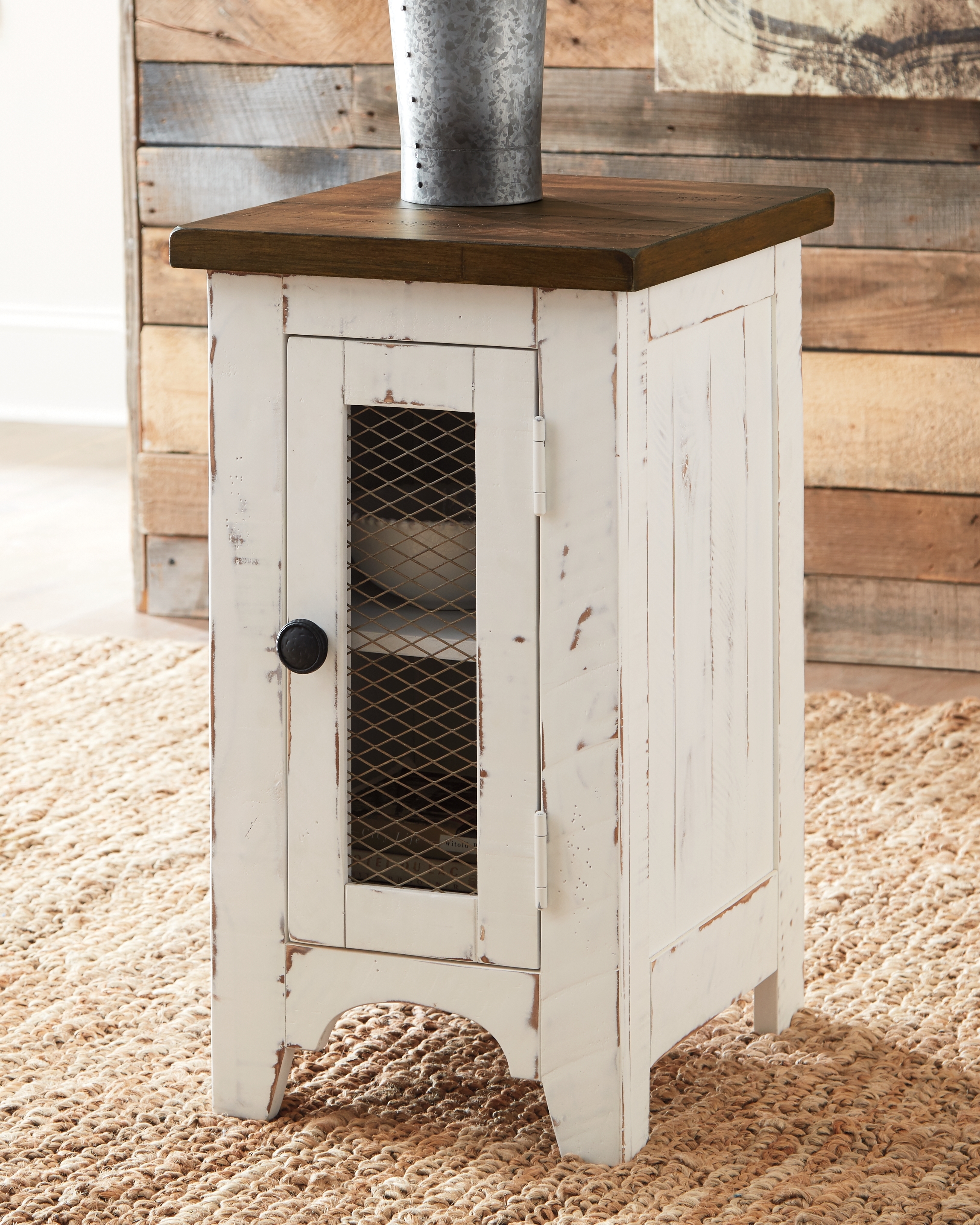 Signature Design by Ashley Wystfield Chairside End Table