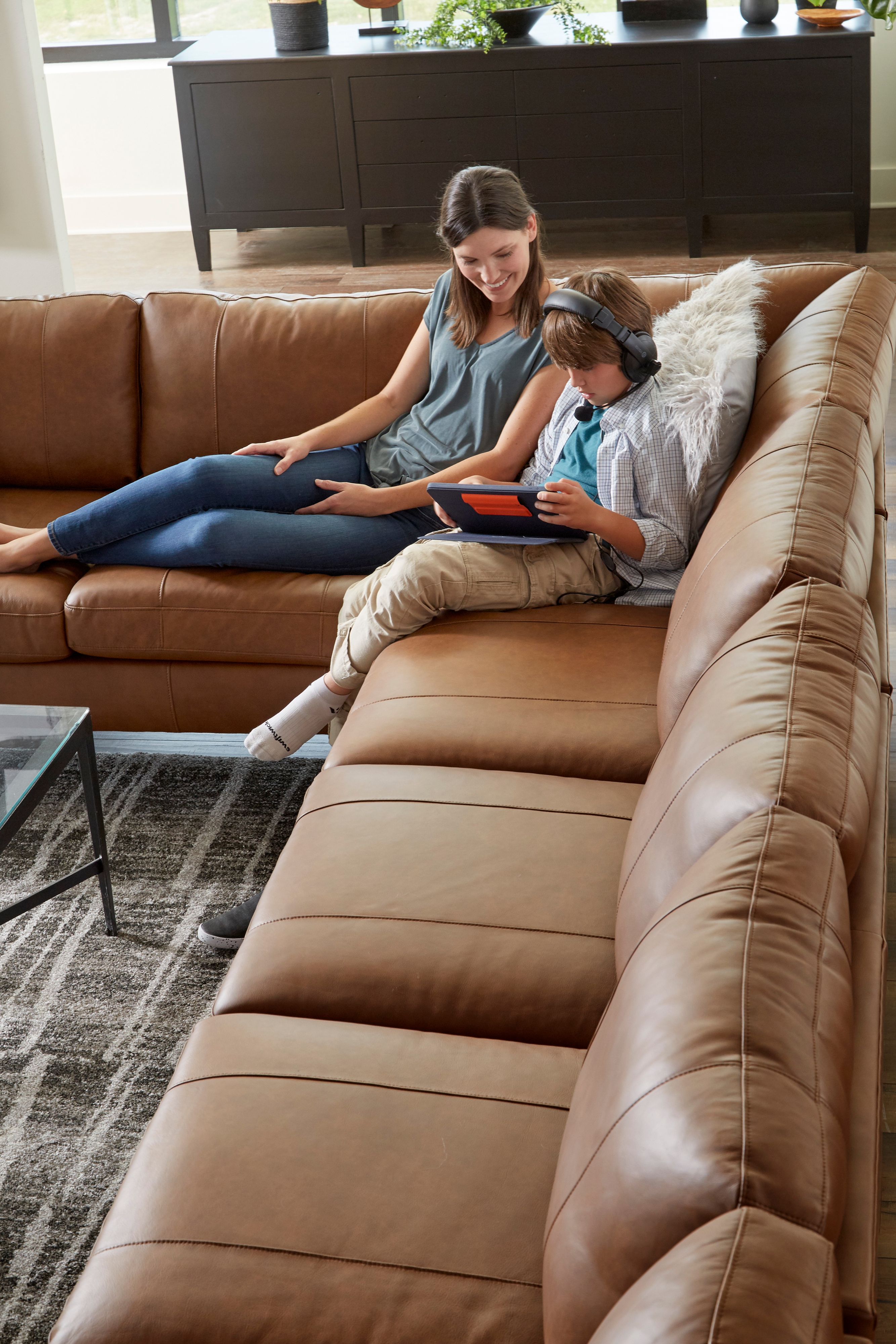 Best Home Furnishings Trafton Leather 6-Seat Sectional Sofa w/ Chaise