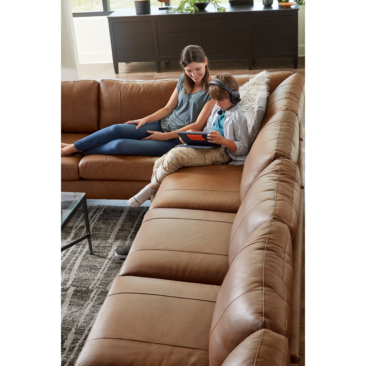 Best Home Furnishings Trafton Leather 6-Seat Sectional Sofa w/ Chaise