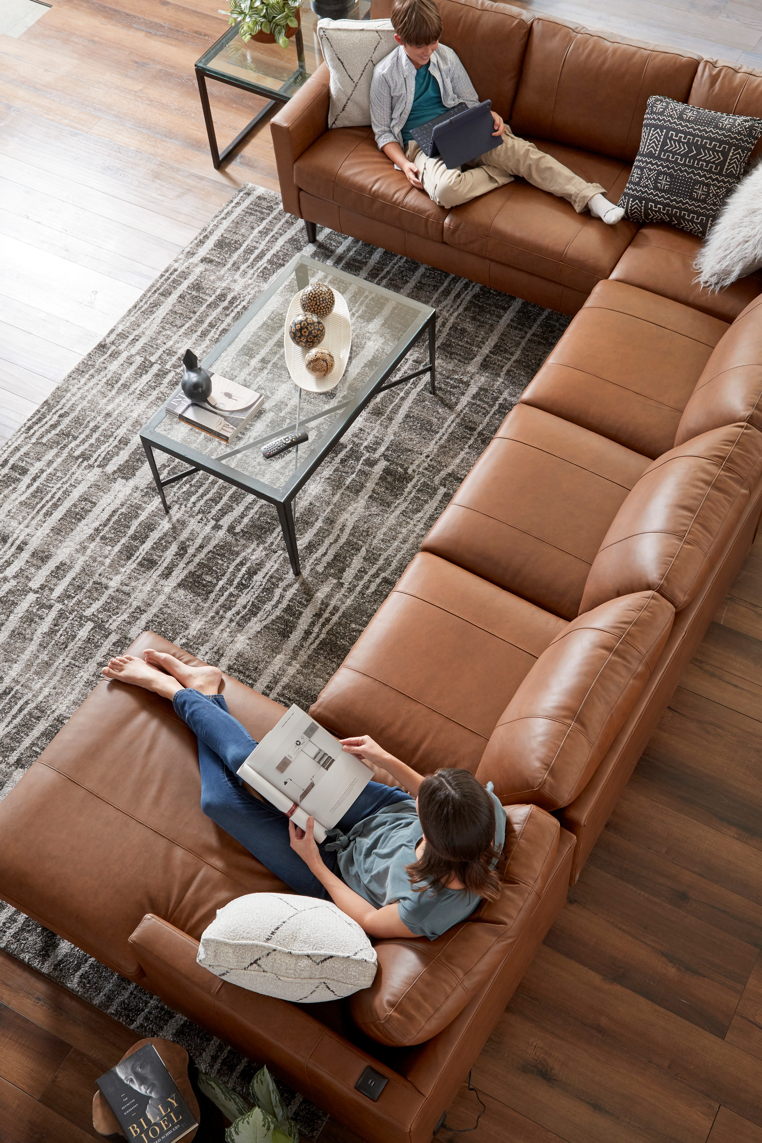 Best Home Furnishings Trafton Leather 6-Seat Sectional Sofa w/ Chaise