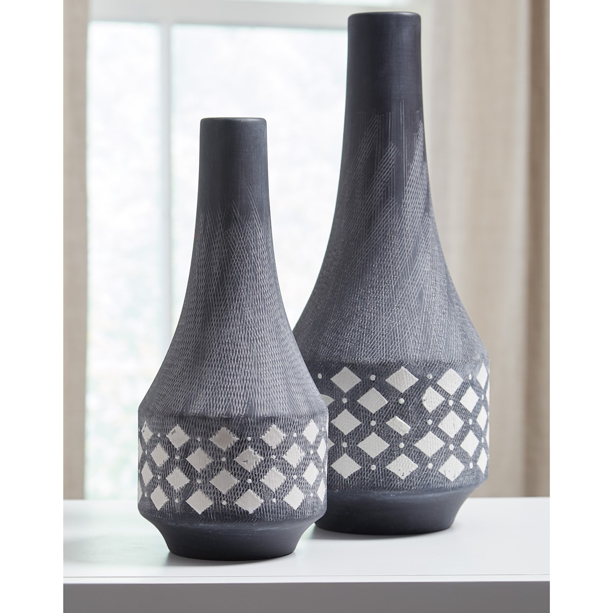 Ashley Furniture Signature Design Accents Dornitilla Black/White Vase Set