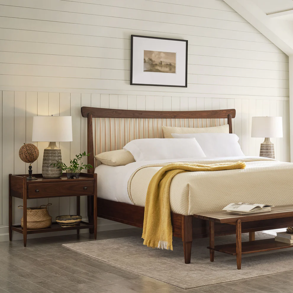 Stickley Hudson Valley Rectangular Scooped Nightstand w/Gallery Top