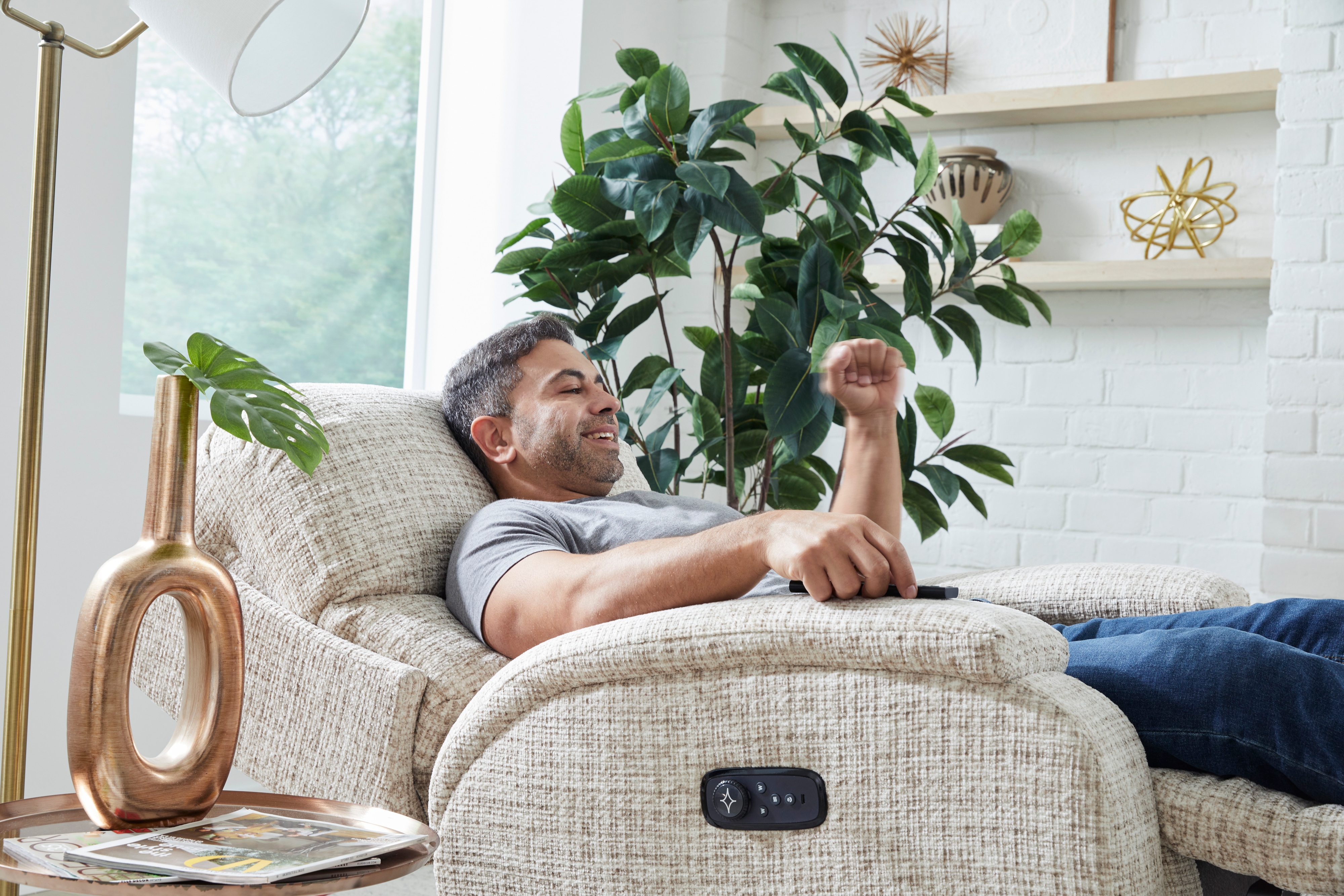 Best Home Furnishings Maverly Power Swivel Glider Recliner