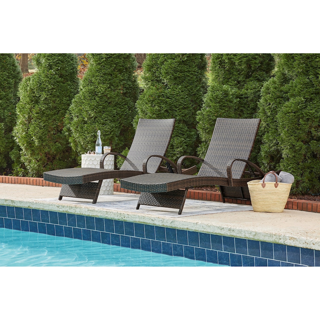 Benchcraft Kantana Set of 2 Chaise Lounges