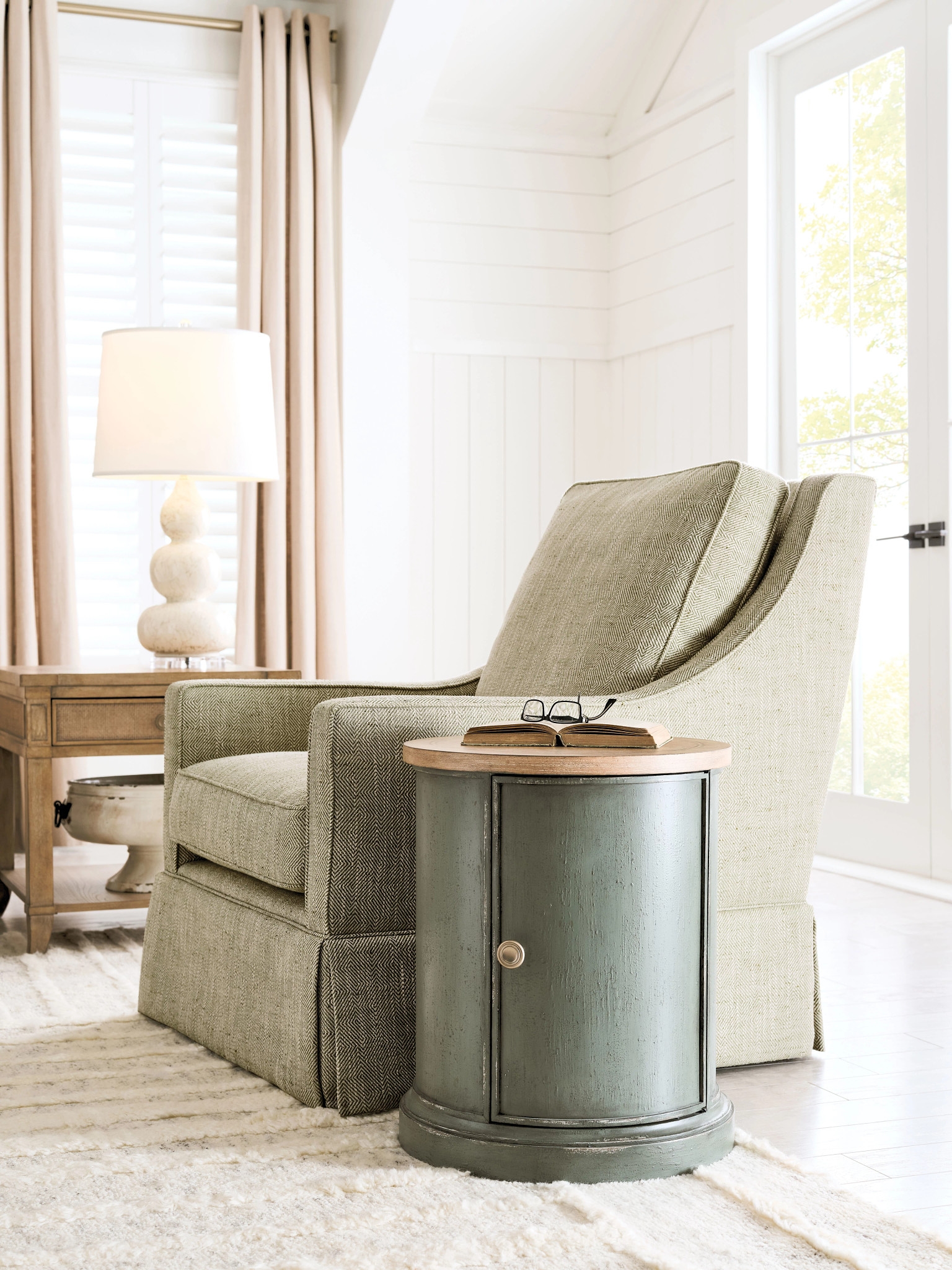 Hammary Chastain Woodfield Round Accent Table