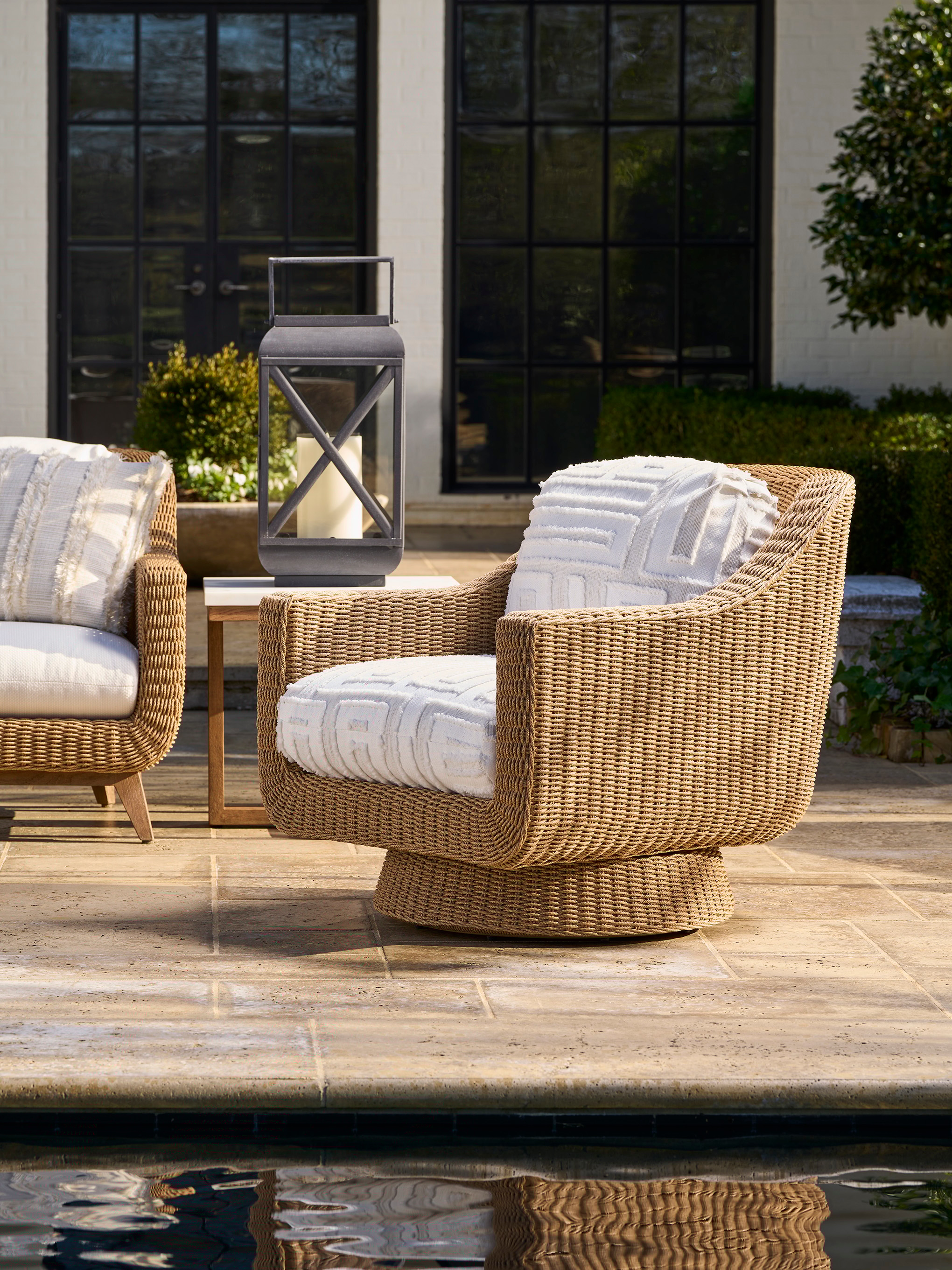 Tommy Bahama Outdoor Living Isle Of Palms Outdoor Occasional Swivel Chair