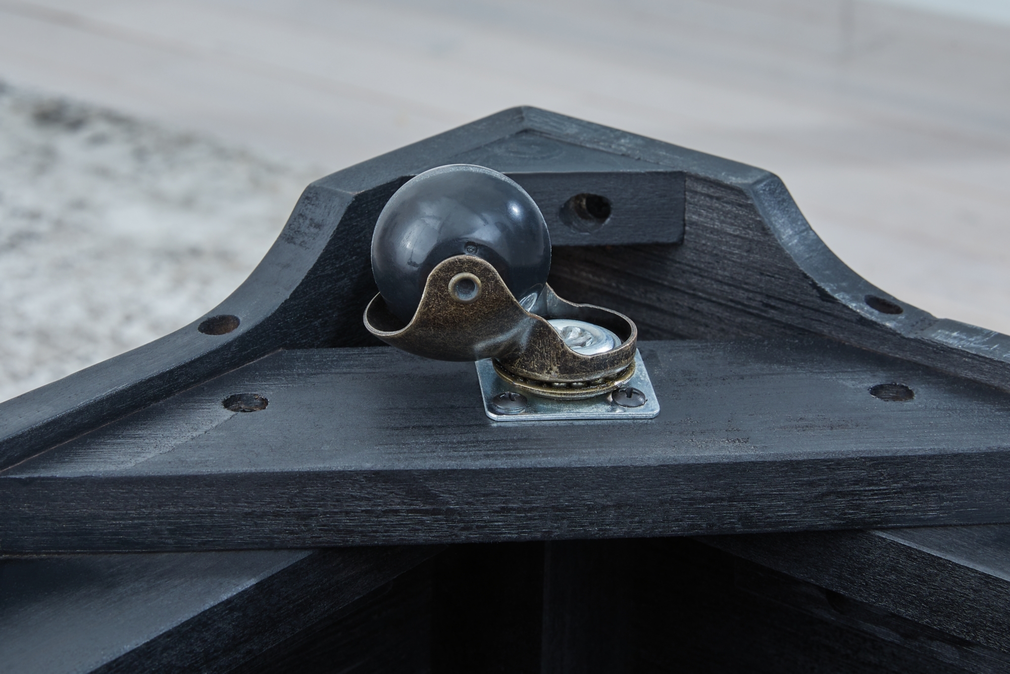 Signature Design by Ashley Wildenauer Lift-Top Coffee Table