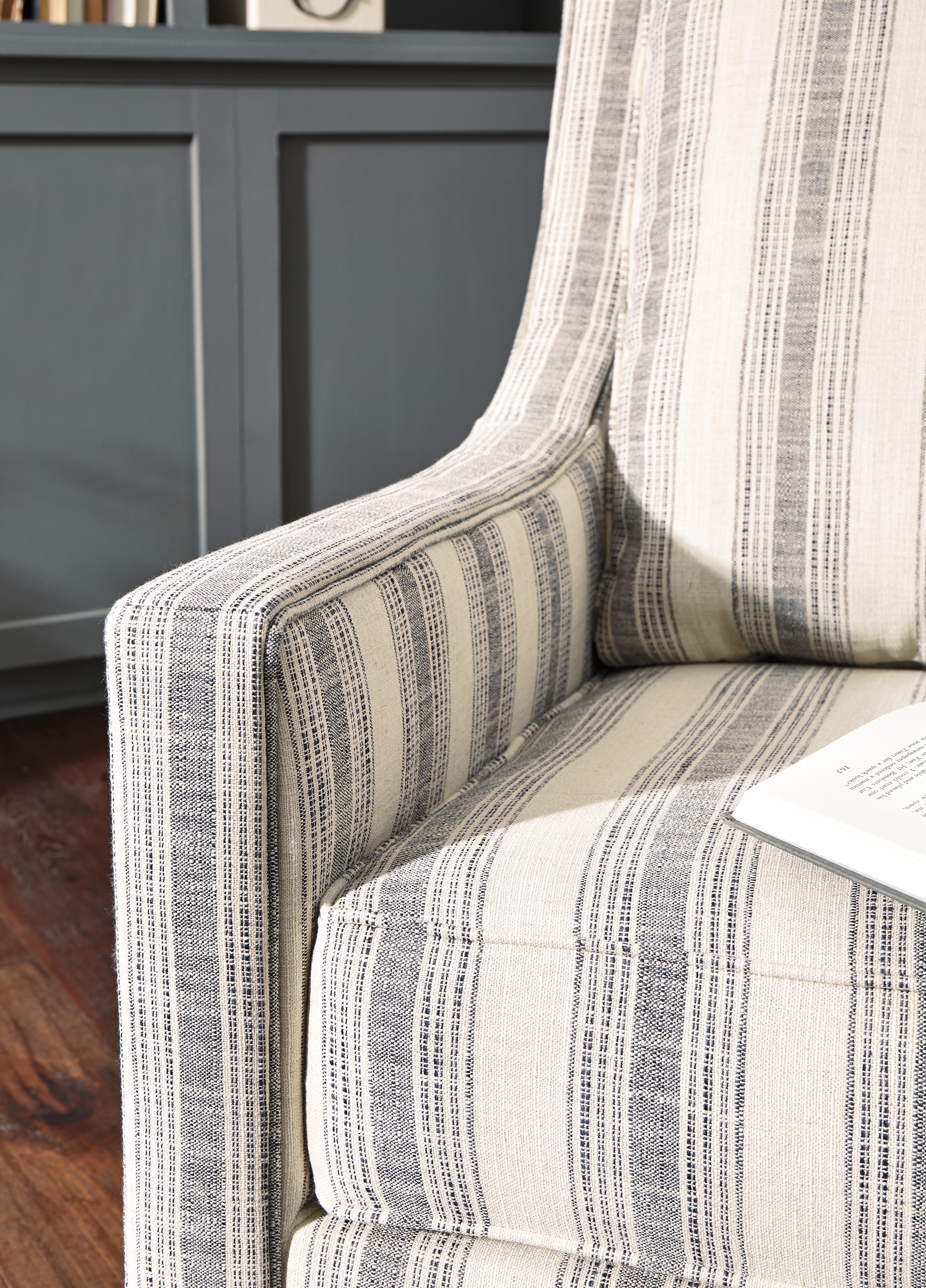 Signature Design by Ashley Kambria Swivel Glider Accent Chair