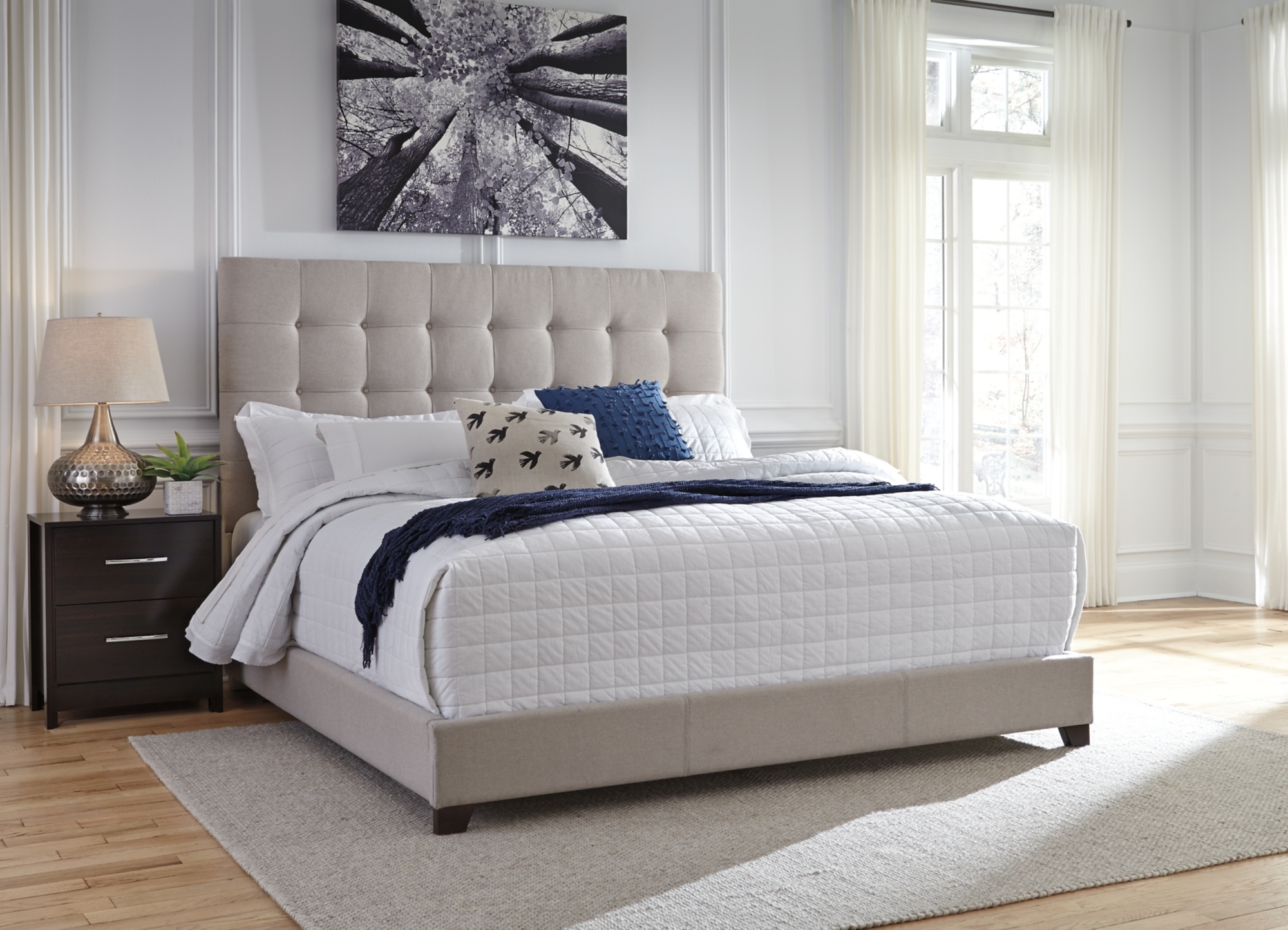 Signature Design by Ashley Dolante Queen Upholstered Bed