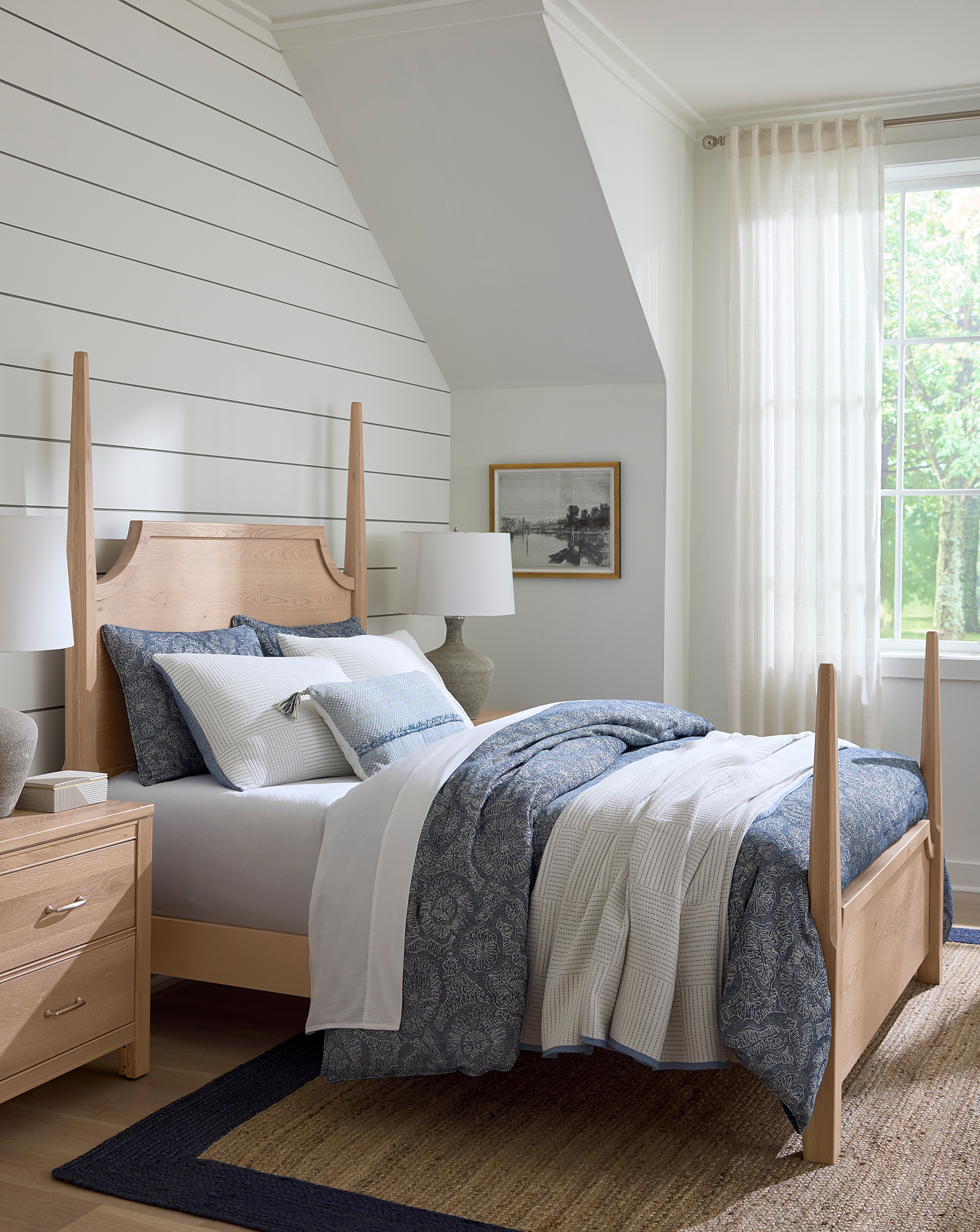 Queen Pencil Poster Bed