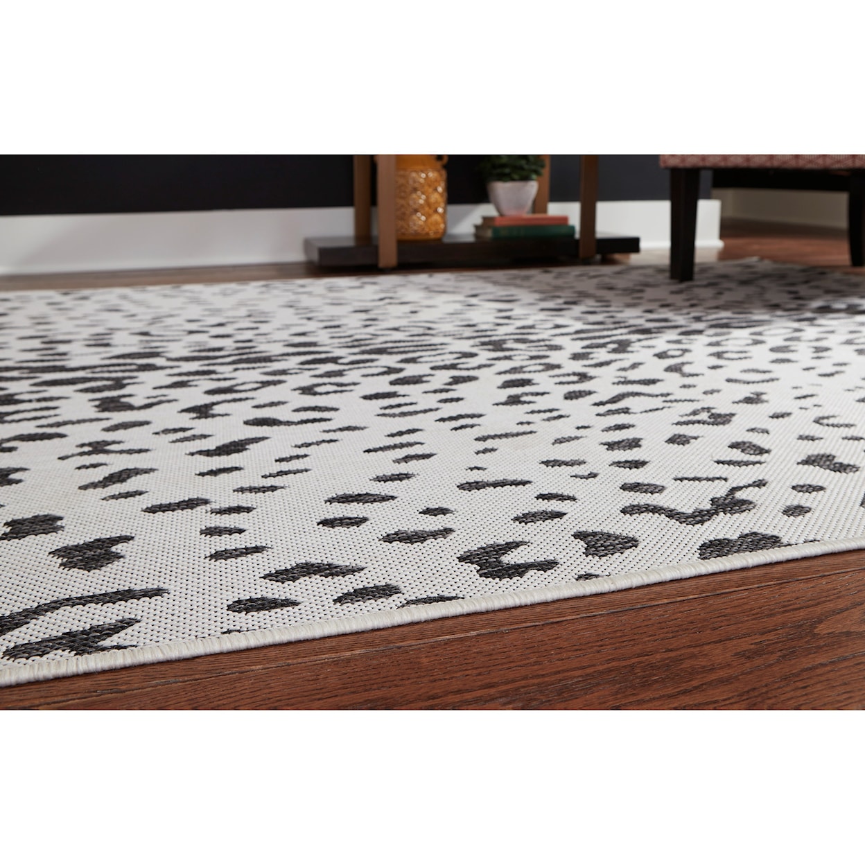 Signature Design by Ashley Contemporary Area Rugs Samya Black/White Indoor/Outdoor Large Rug