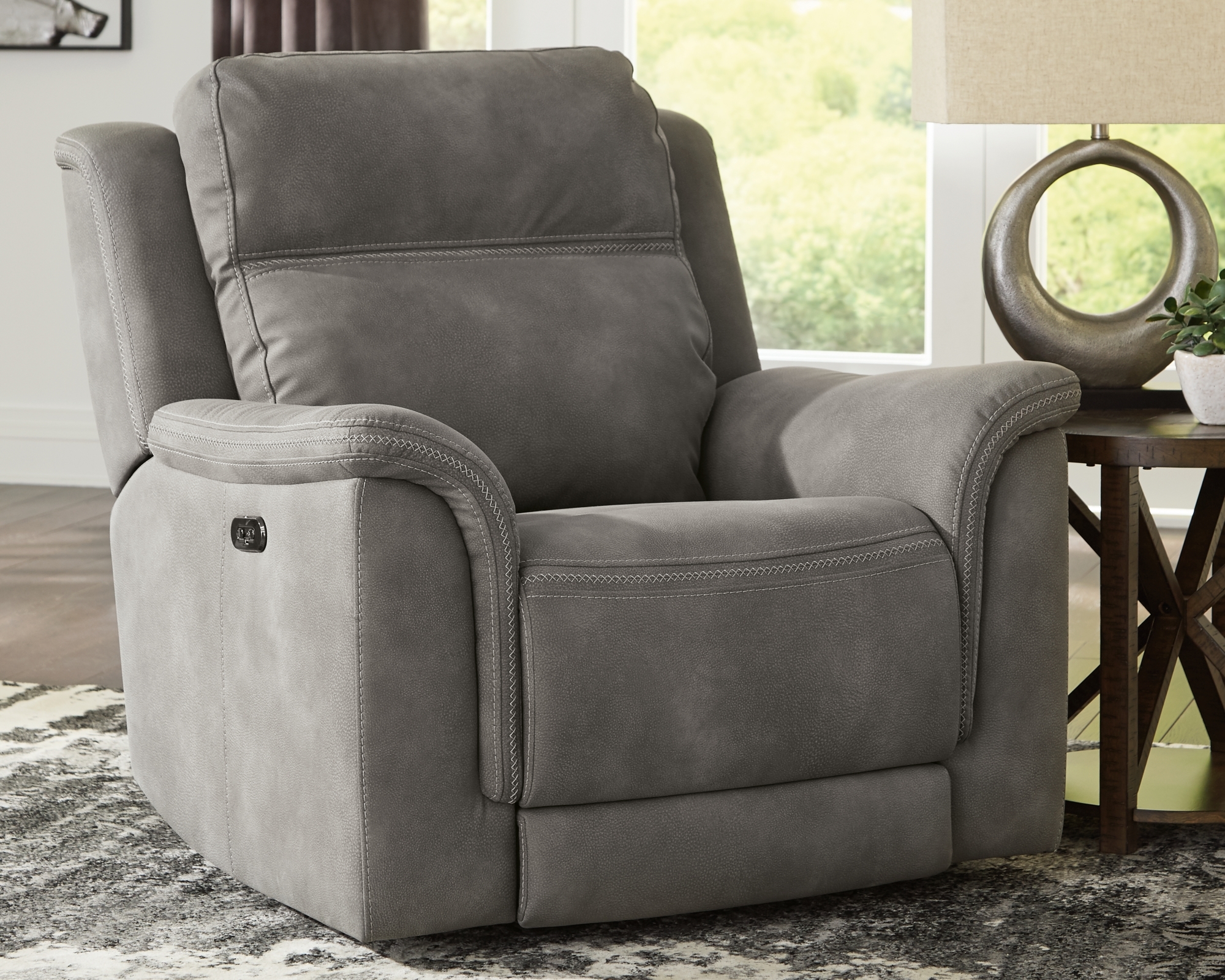 Pwr Recliner/Adj Headrest