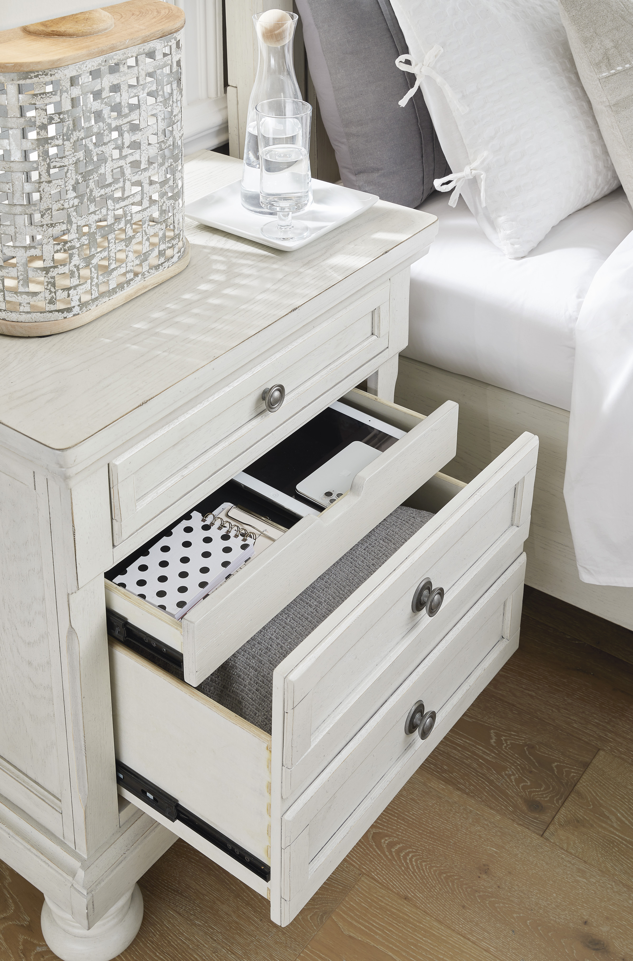 Signature Design by Ashley Robbinsdale 2-Drawer Nightstand