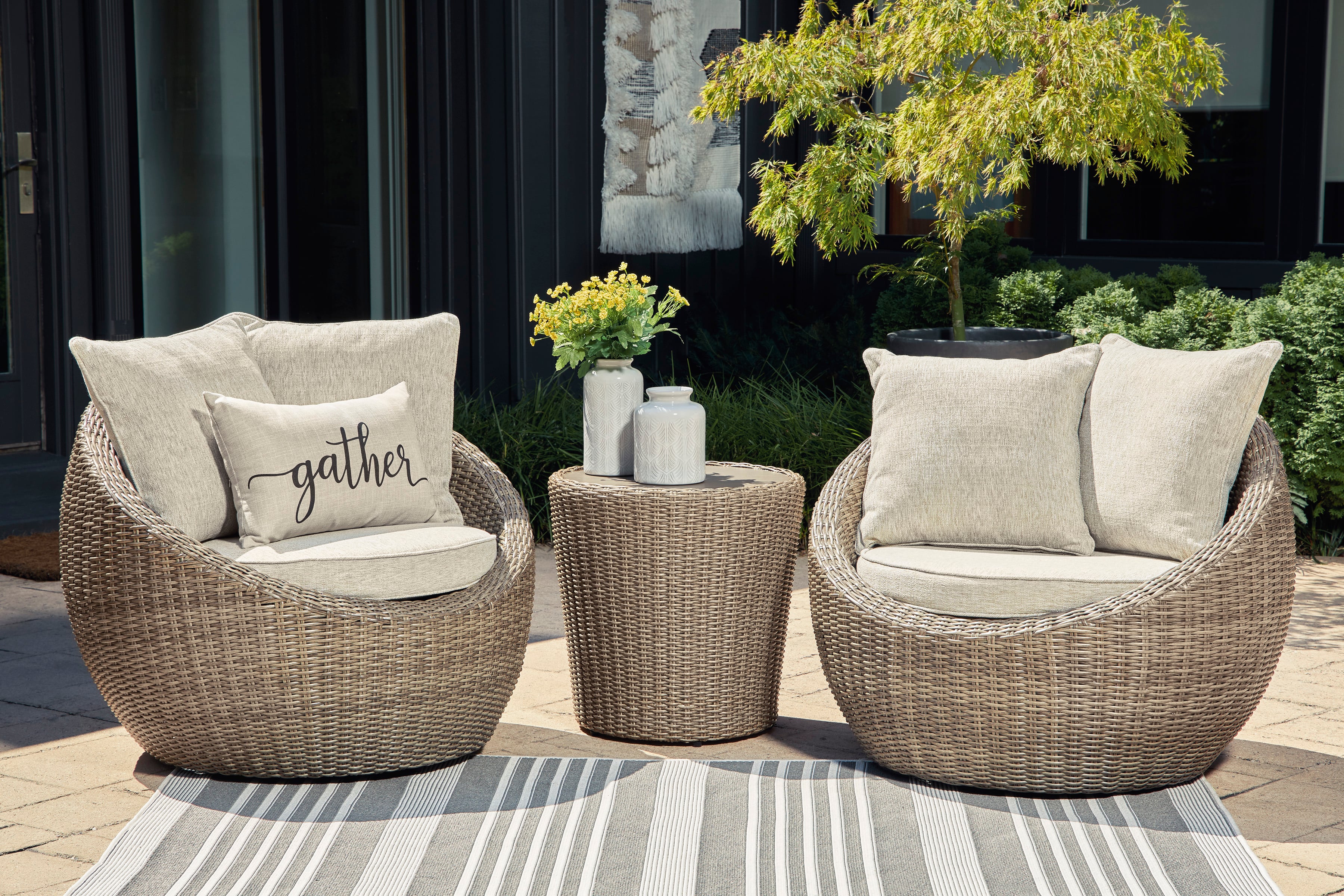 Swivel Lounge with Cushion