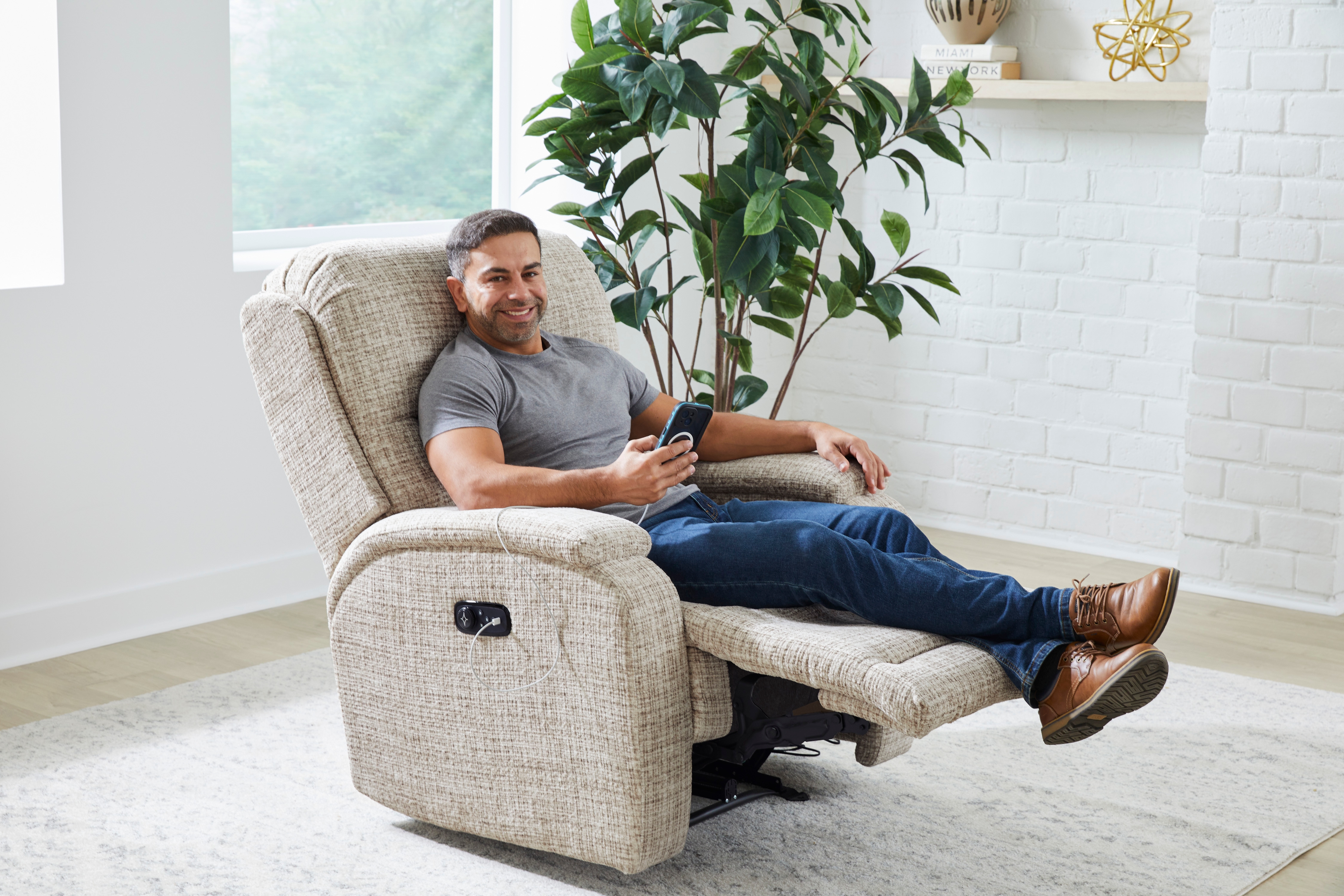 Best Home Furnishings Maverly Power Swivel Glider Recliner