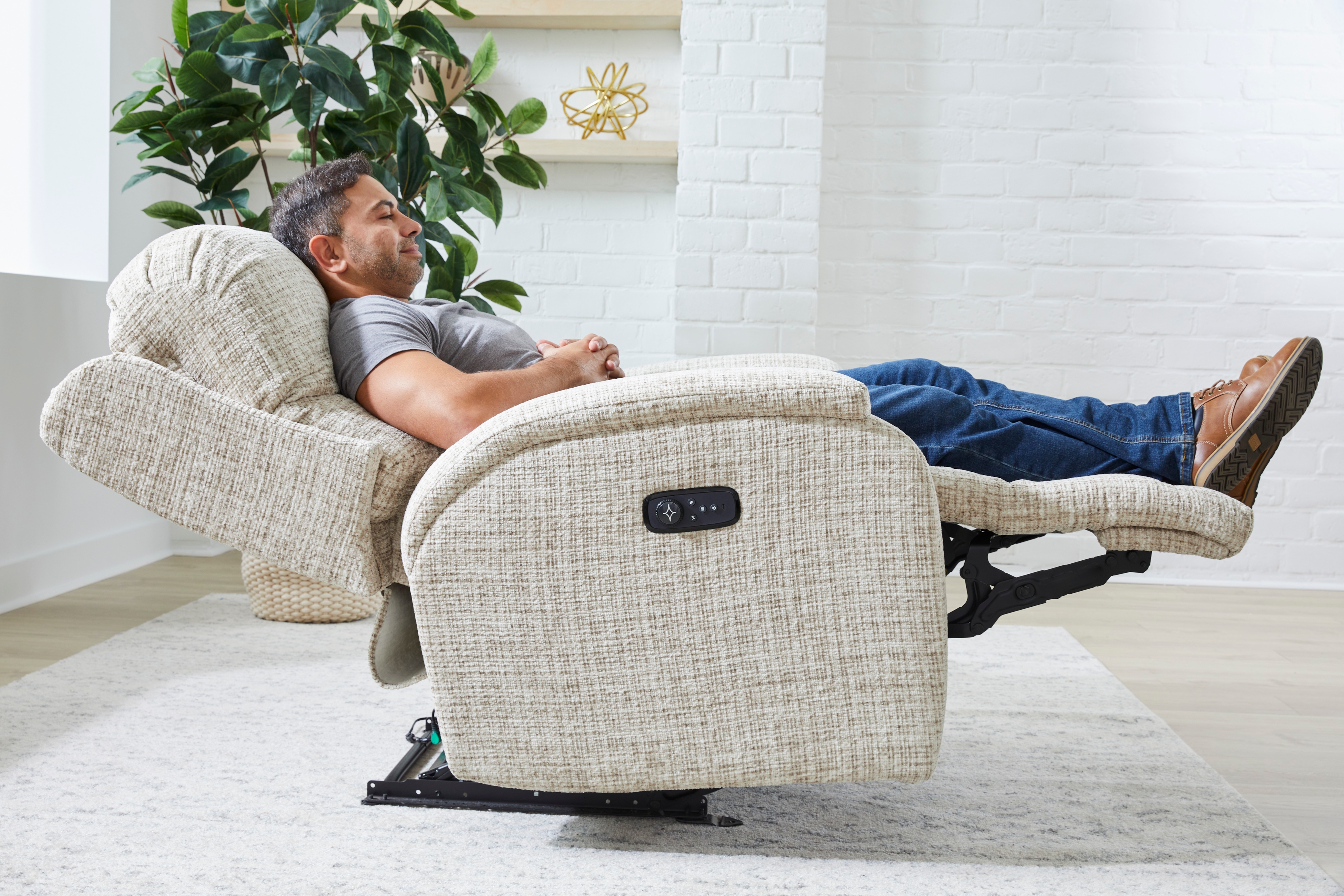 Best Home Furnishings Maverly Power Swivel Glider Recliner