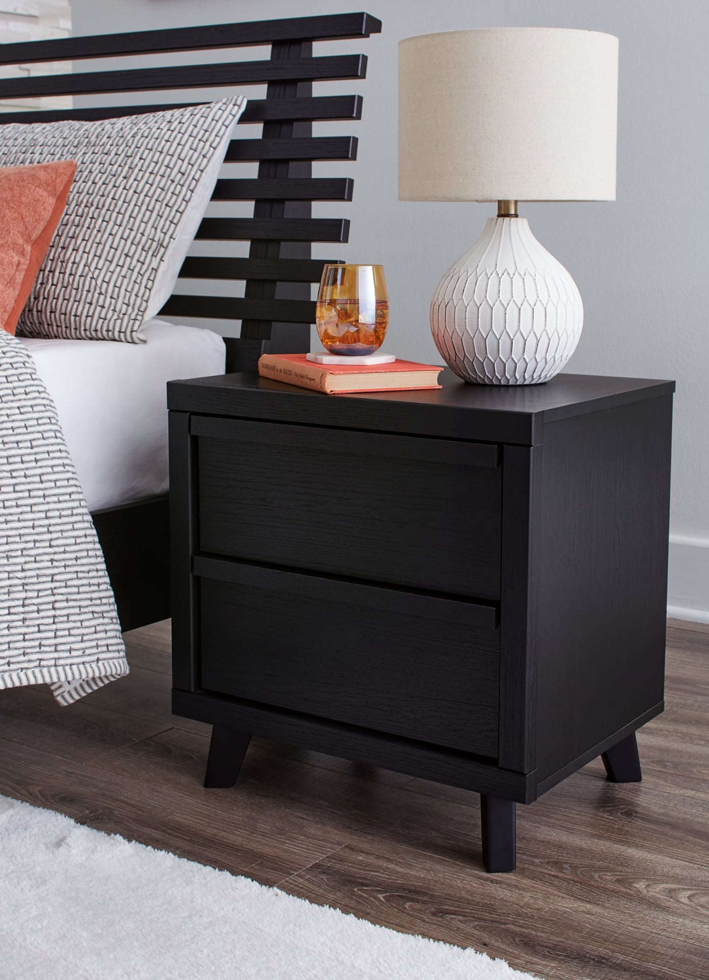 Signature Design by Ashley Danziar 2-Drawer Nightstand