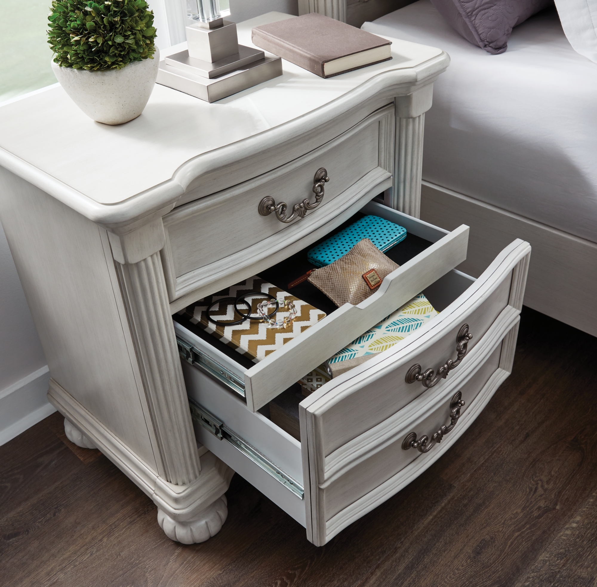 Benchcraft Montelaine 3-Drawer Nightstand