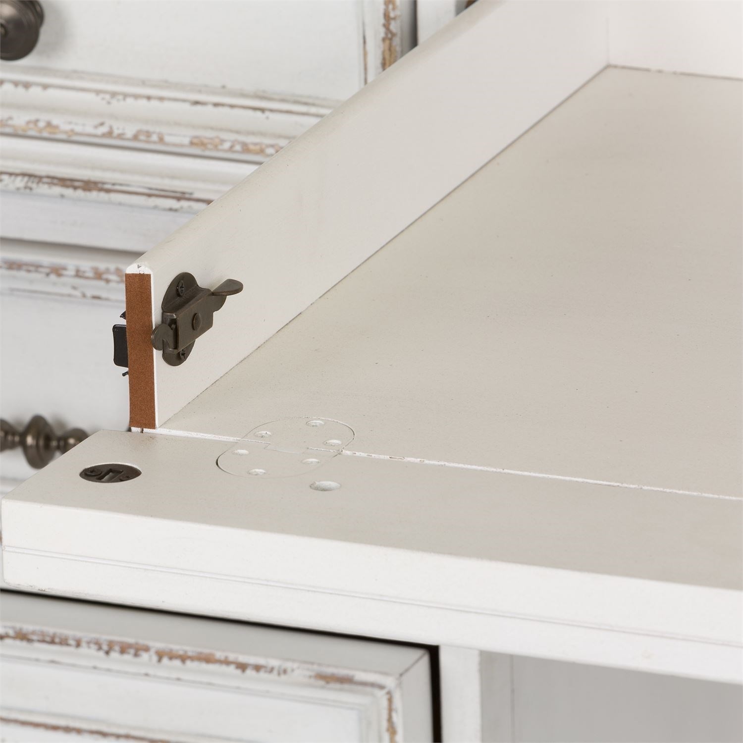 Liberty Furniture Magnolia Manor 7-Drawer Desk and Hutch