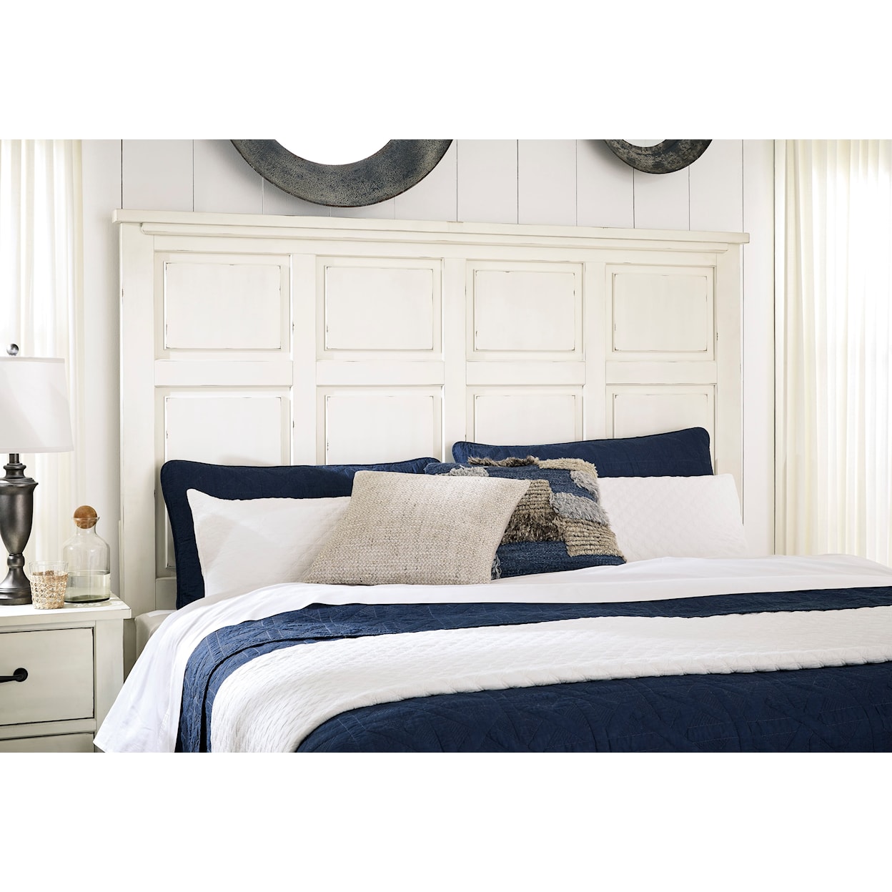 Signature Design by Ashley Braunter King Panel Bed