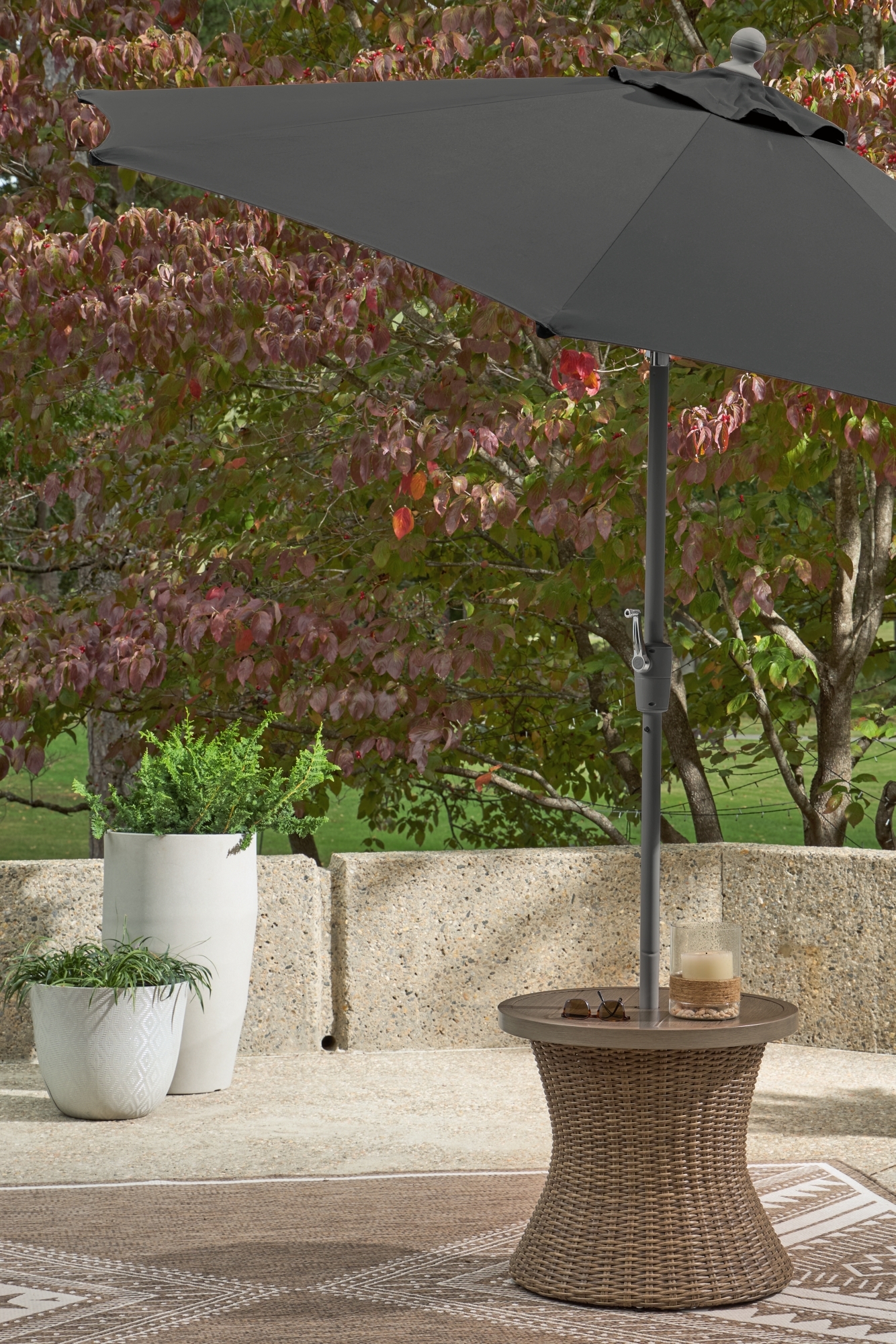 Signature Design by Ashley Laguna Heights Round End Table W/Umb Opt