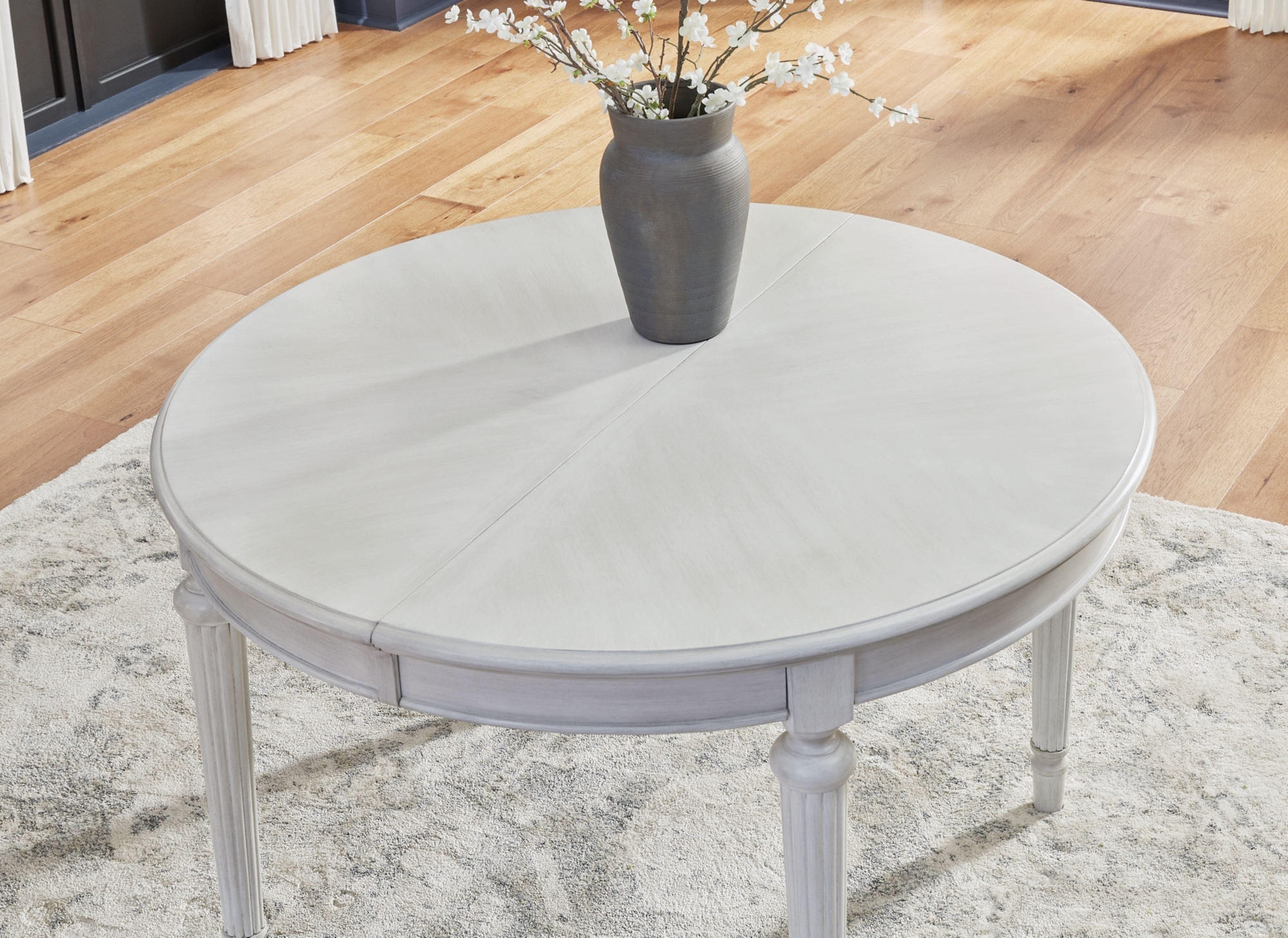 Benchcraft Montelaine Oval Dining Room Ext Table