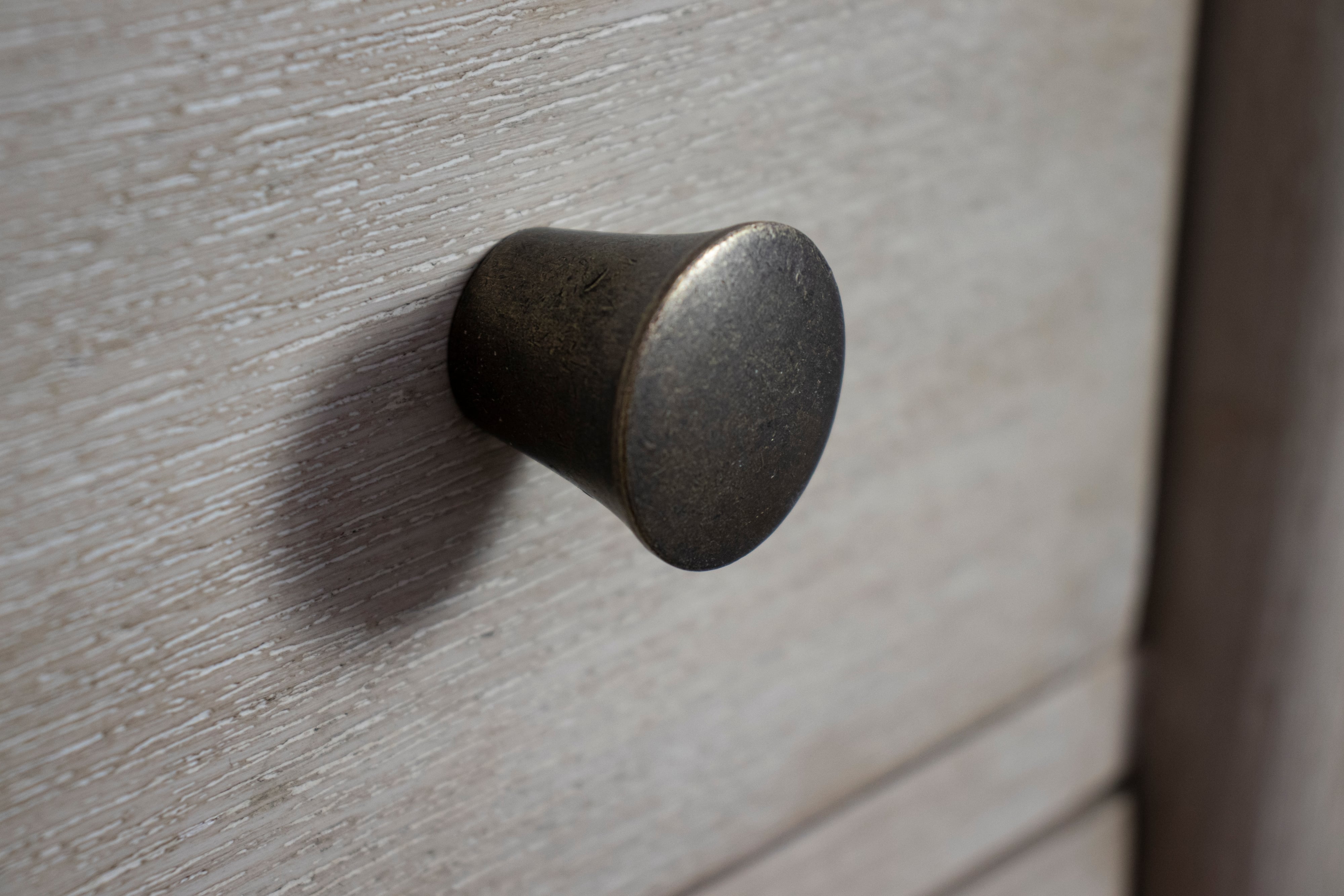 Riverside Furniture Laguna 3-Drawer Nightstand