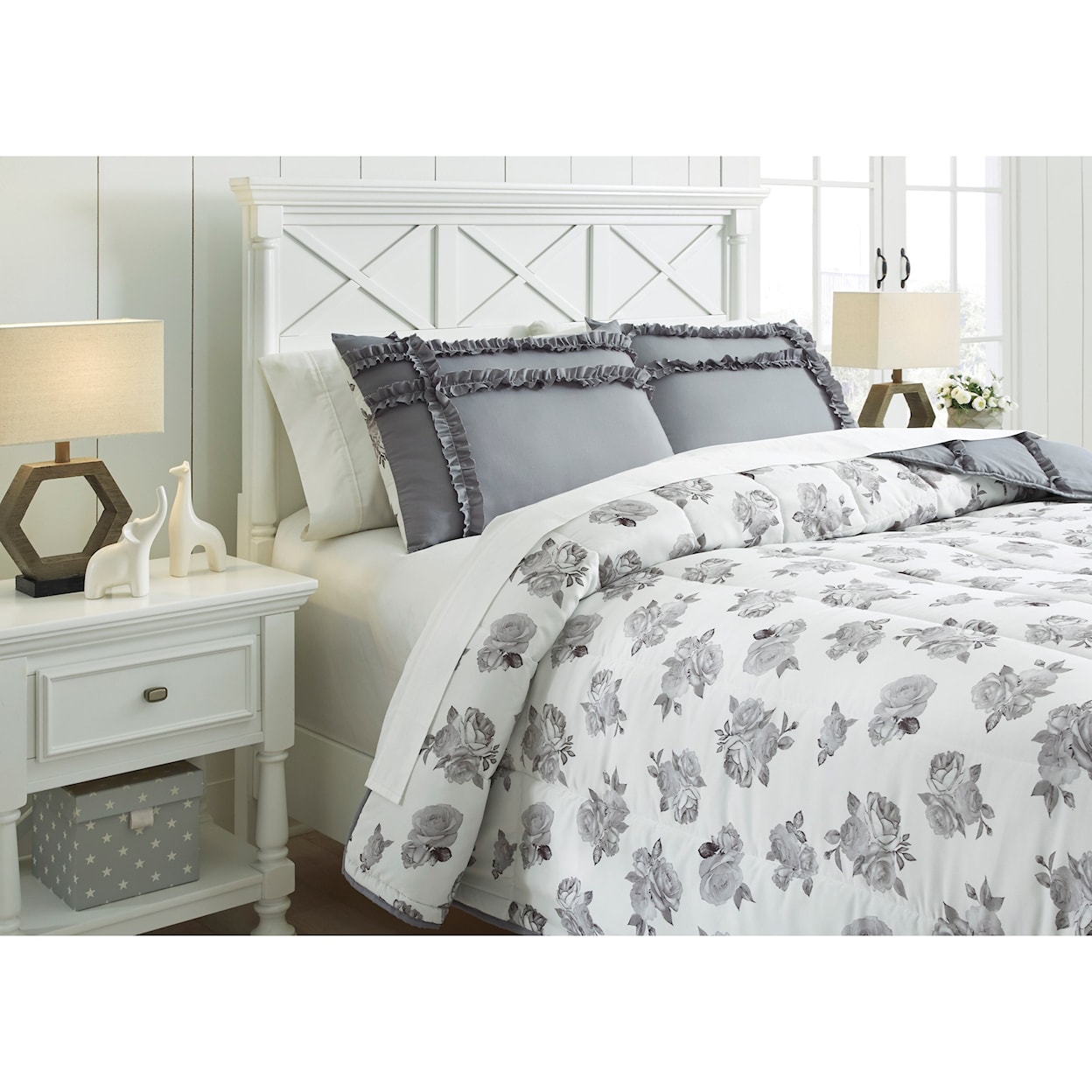 Signature Design by Ashley Bedding Sets Full Meghdad Gray/White Comforter Set