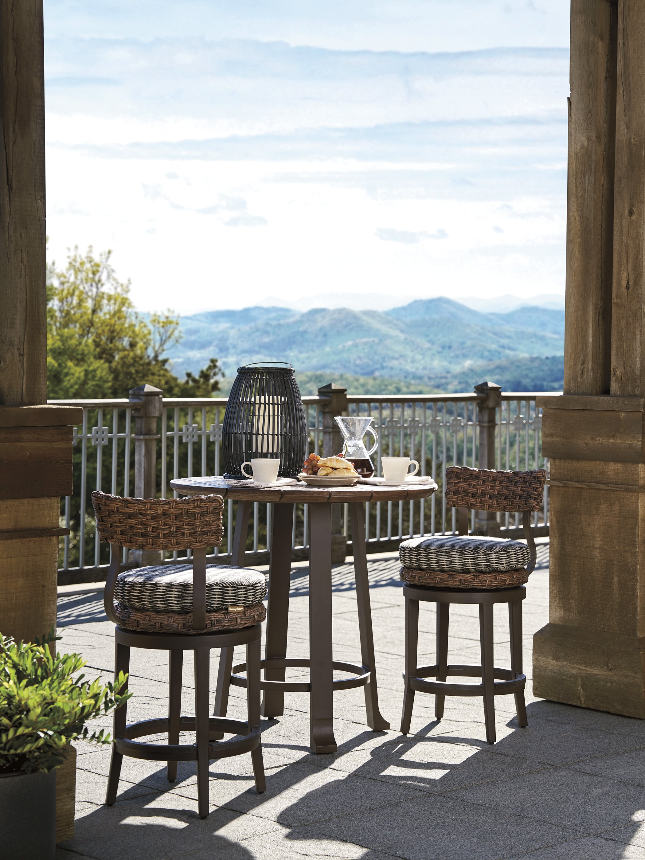 Tommy Bahama Outdoor Living Kilimanjaro Round Bistro Table