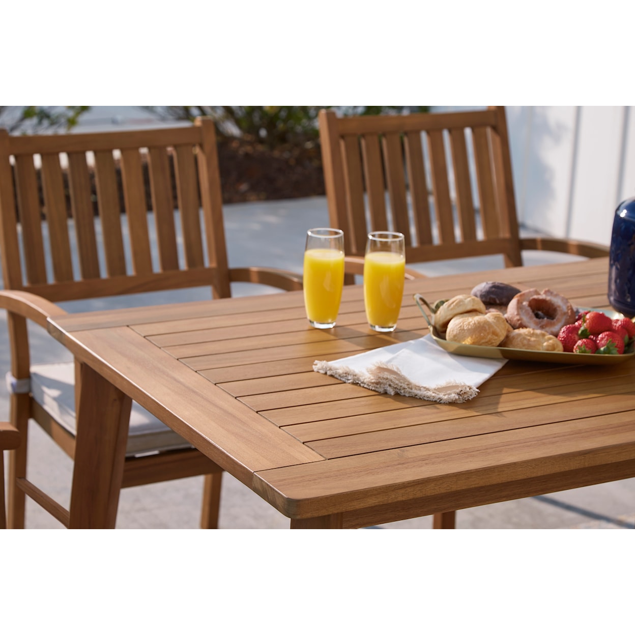Signature Design by Ashley Janiyah Outdoor Dining Table with 4 Chairs