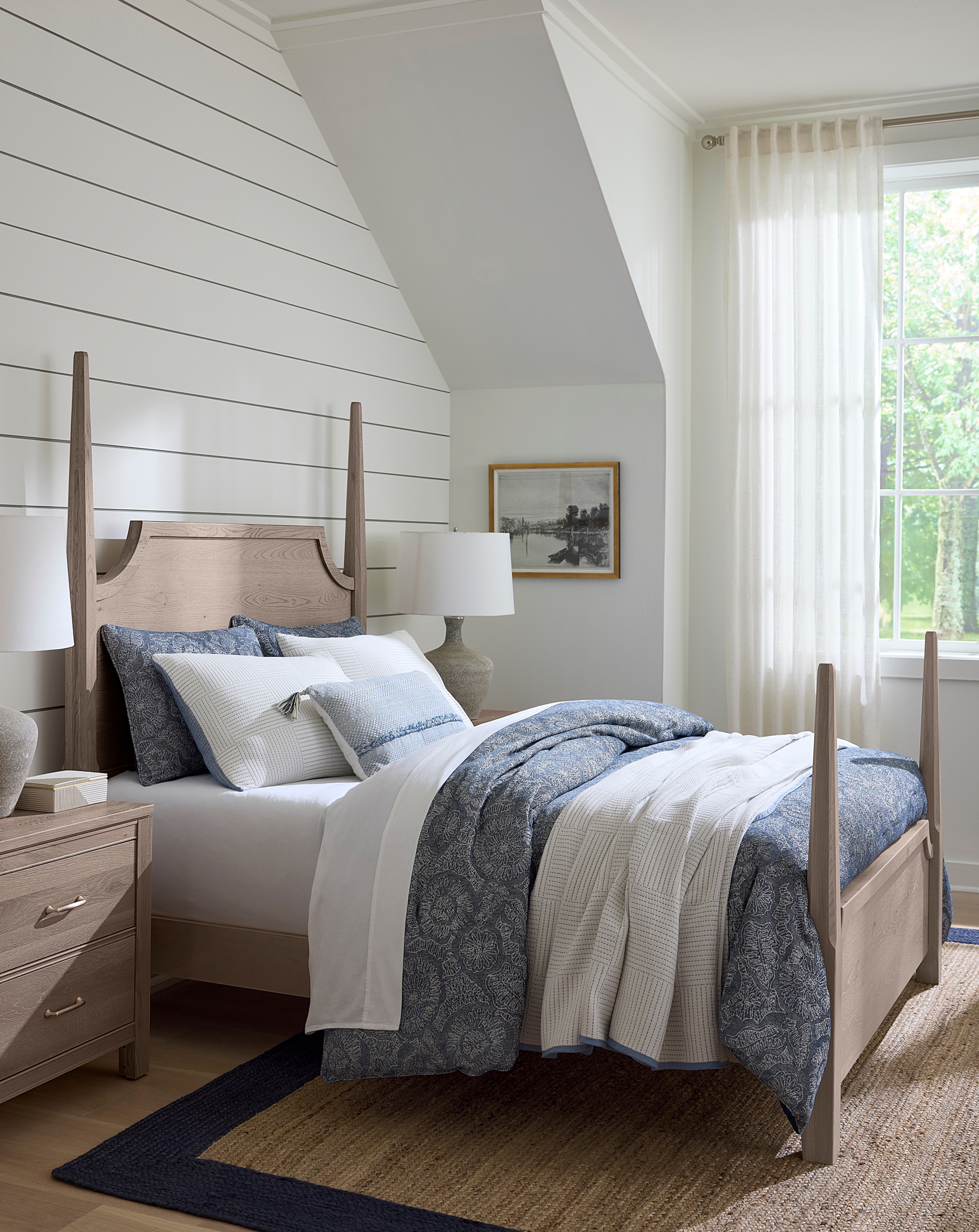 Queen Pencil Poster Bed