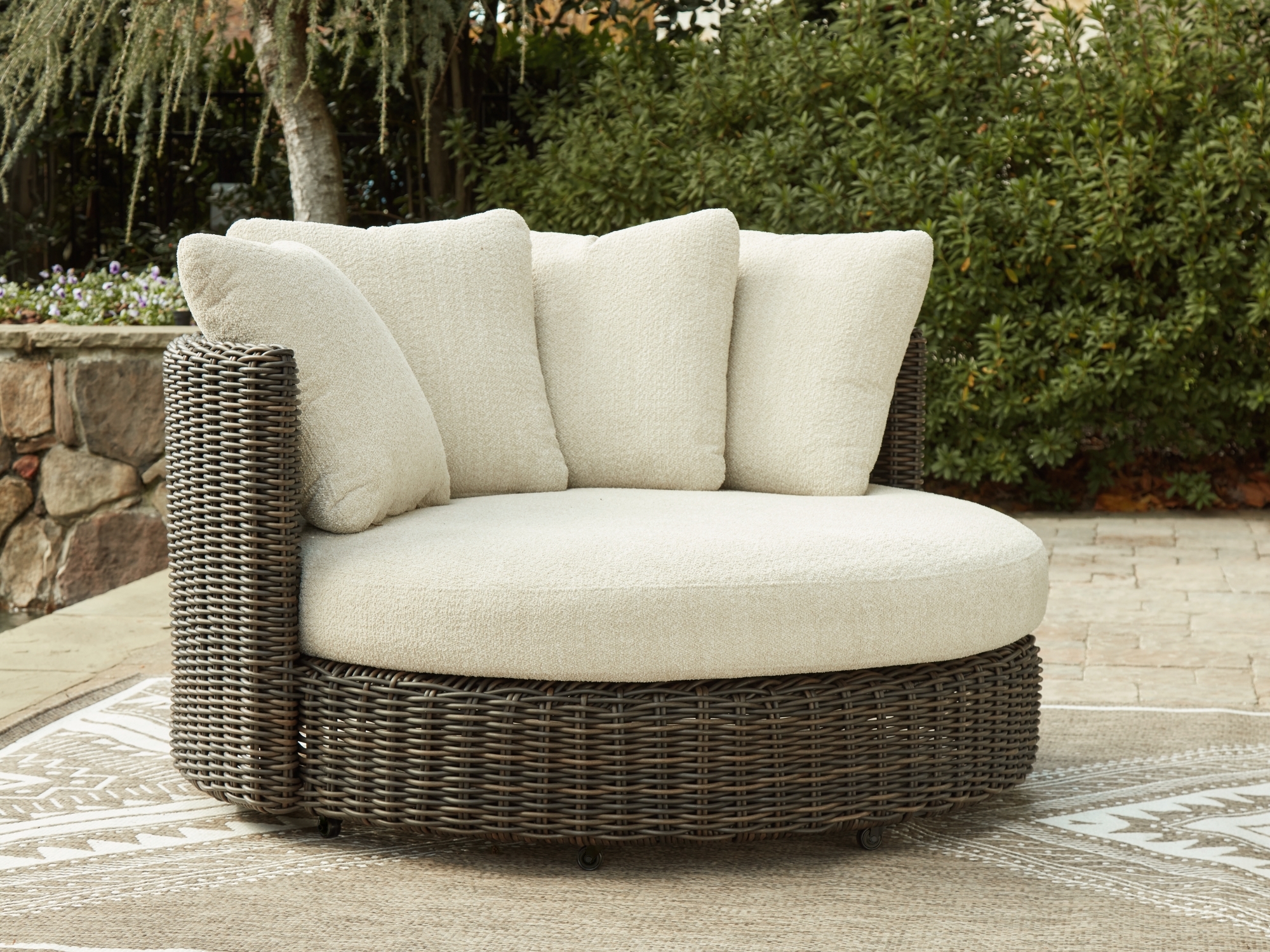 Swivel Lounge Chair W/Cushion