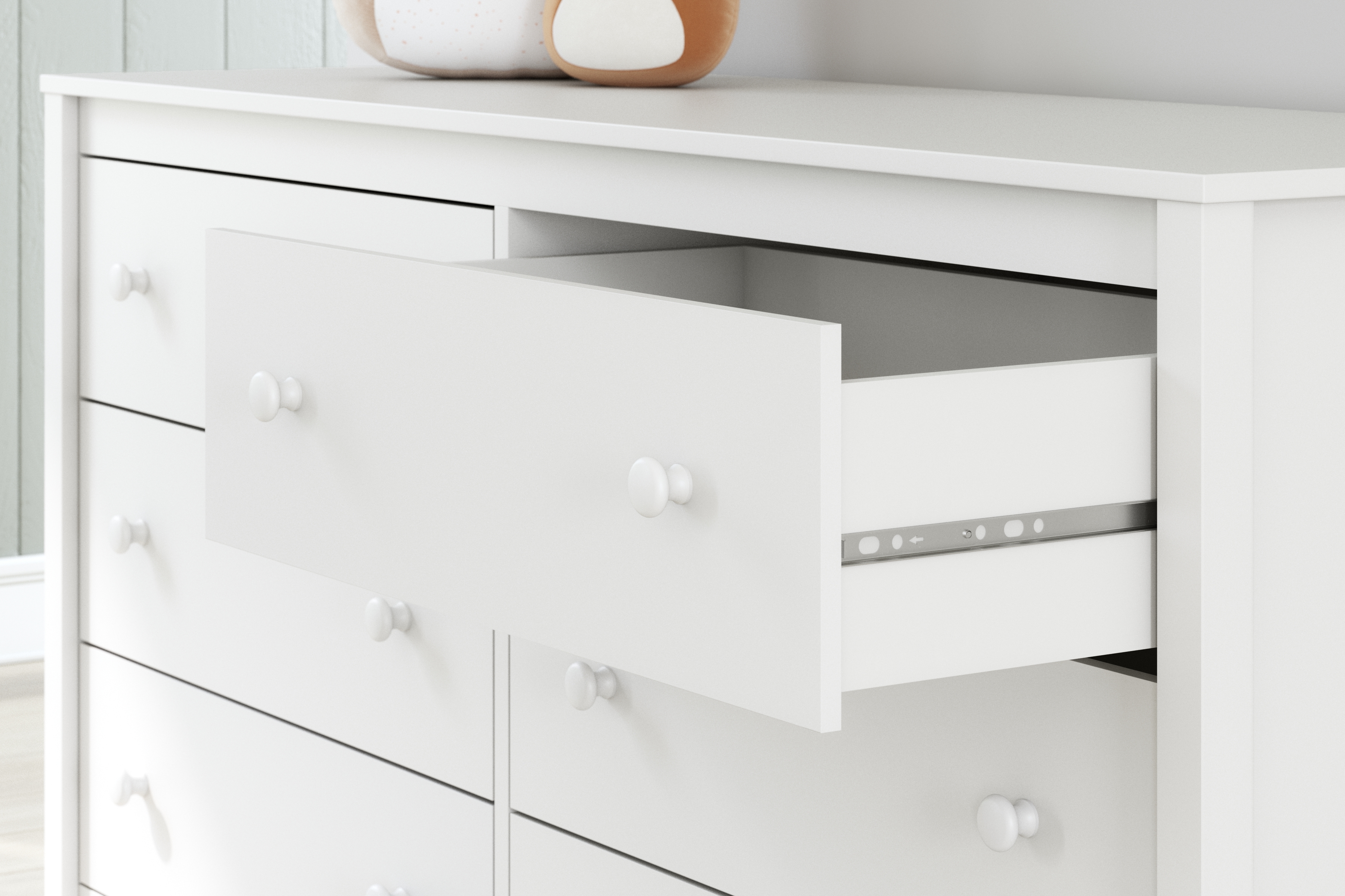 Signature Design by Ashley Hallityn Six Drawer Dresser