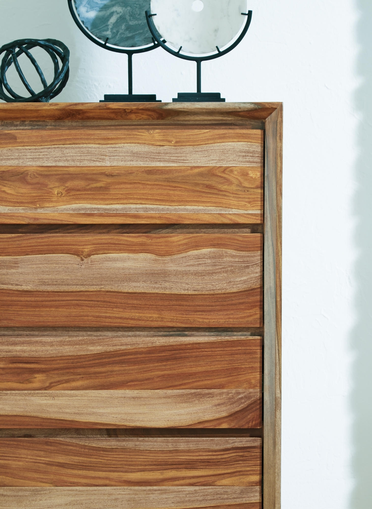 Signature Design by Ashley Dressonni 5-Drawer Chest