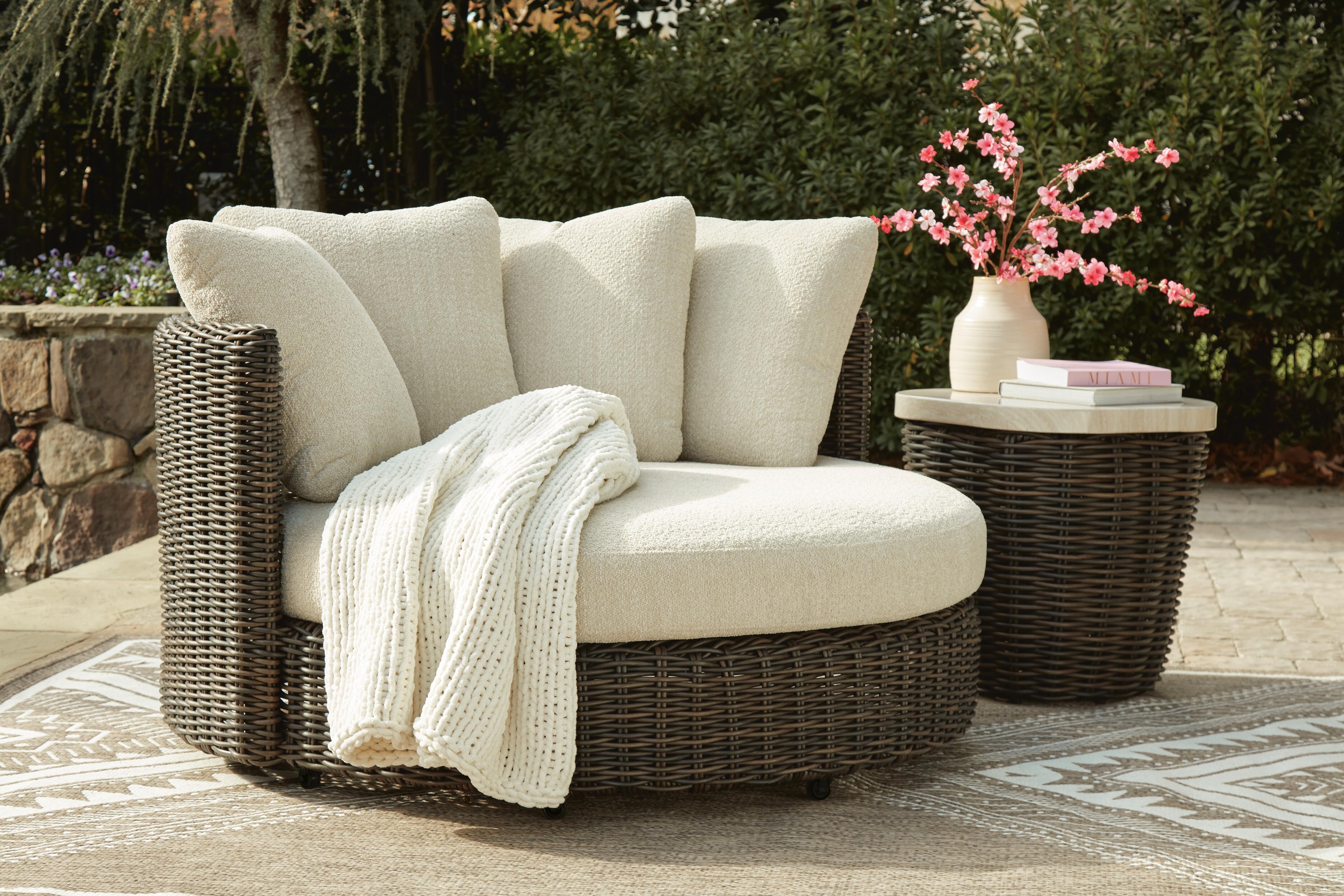 Swivel Lounge Chair W/cushion
