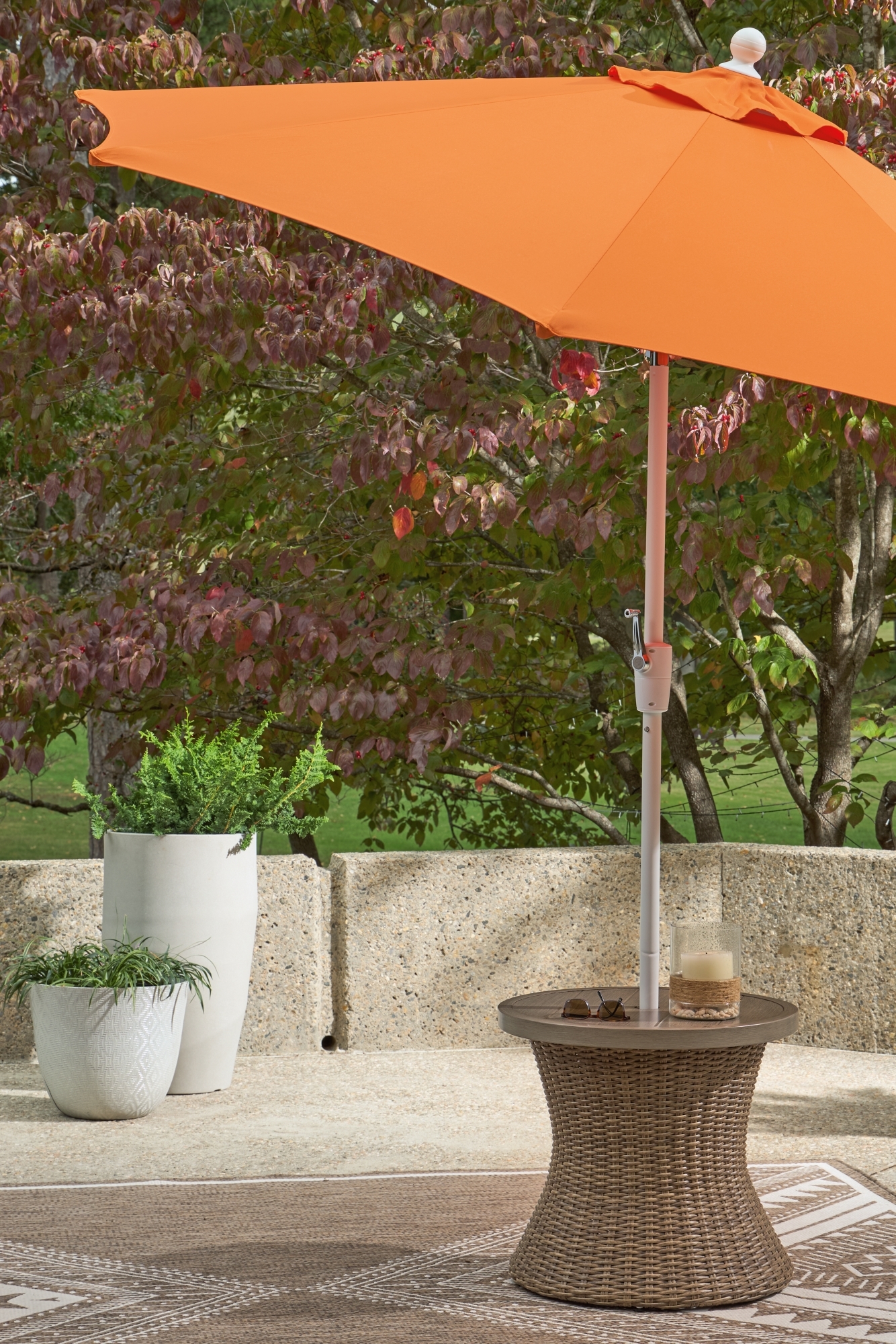 Signature Design by Ashley Laguna Heights Round End Table W/Umb Opt