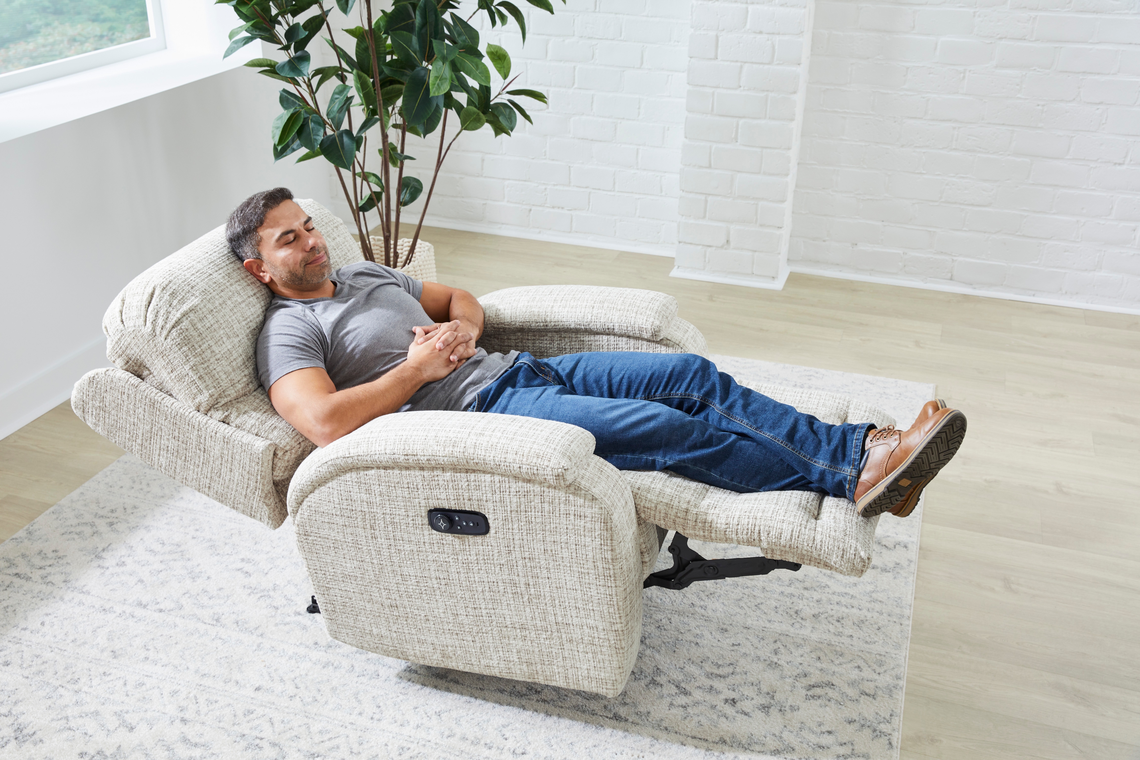 Best Home Furnishings Maverly Power Swivel Glider Recliner